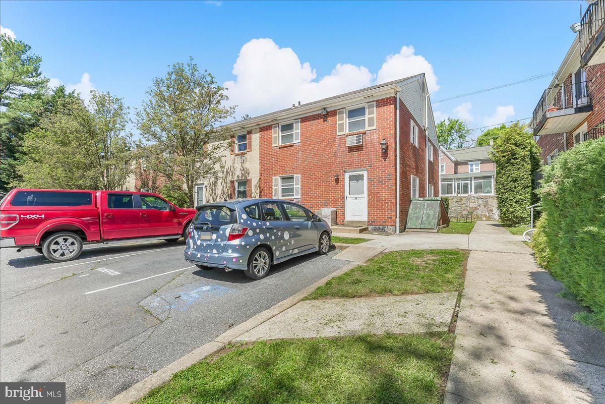 CROFTON COURT COND - Residential