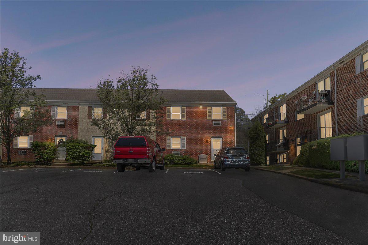 CROFTON COURT COND - Residential