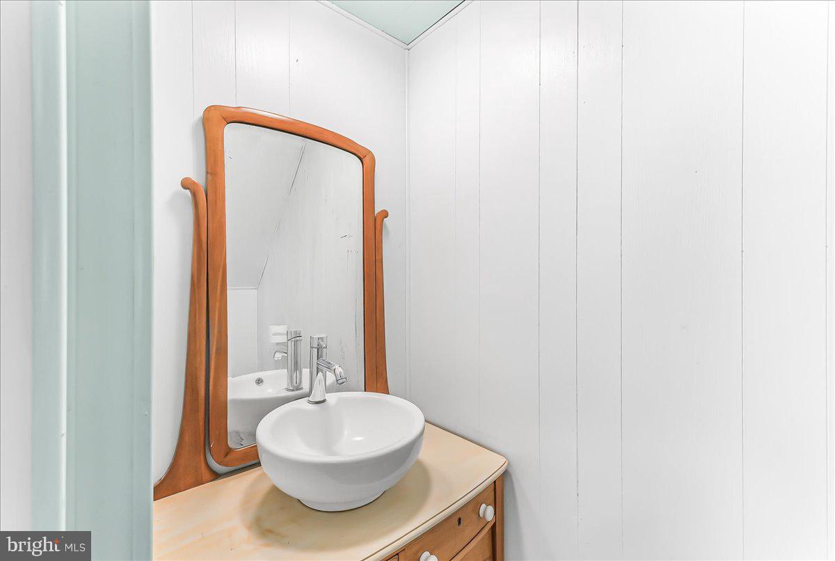 CROFTON COURT COND - Residential