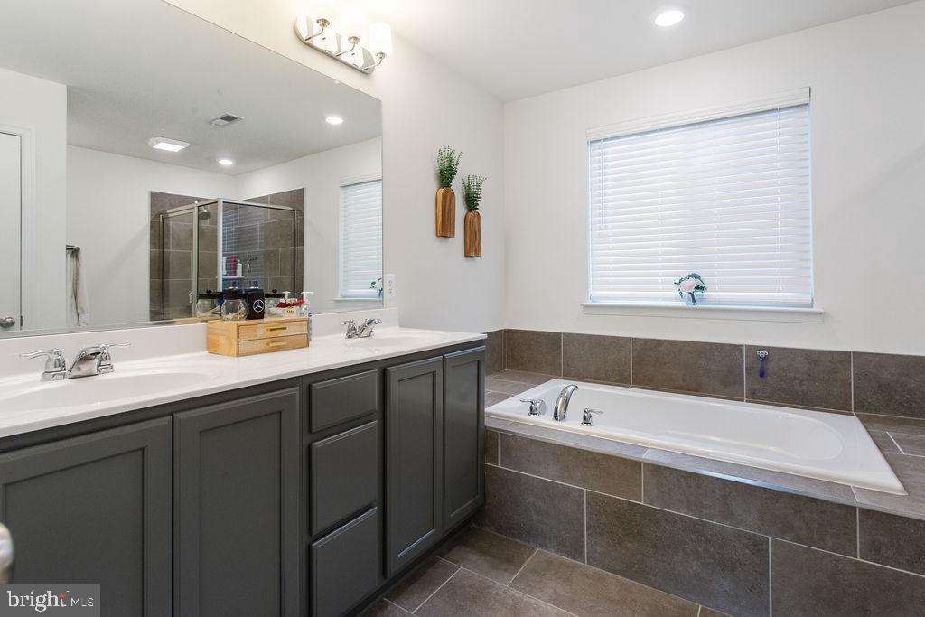 PARADISE ESTATES - Residential