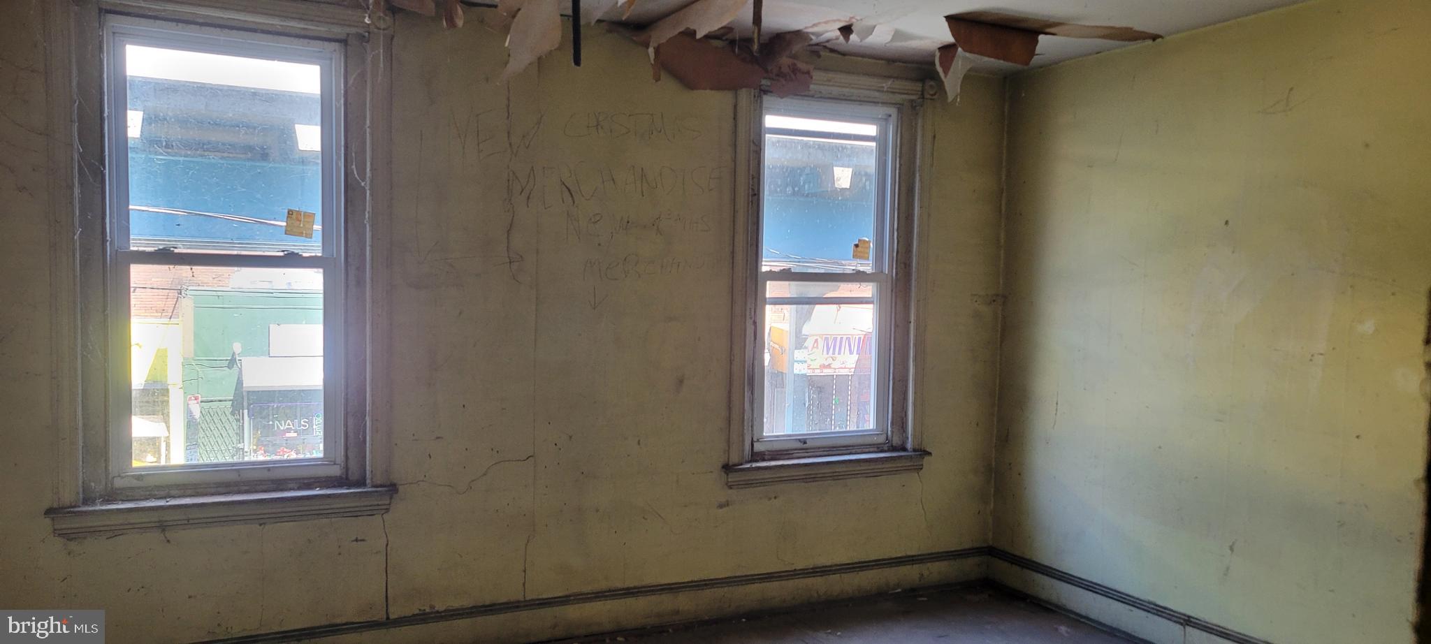 KENSINGTON - Commercial Sale