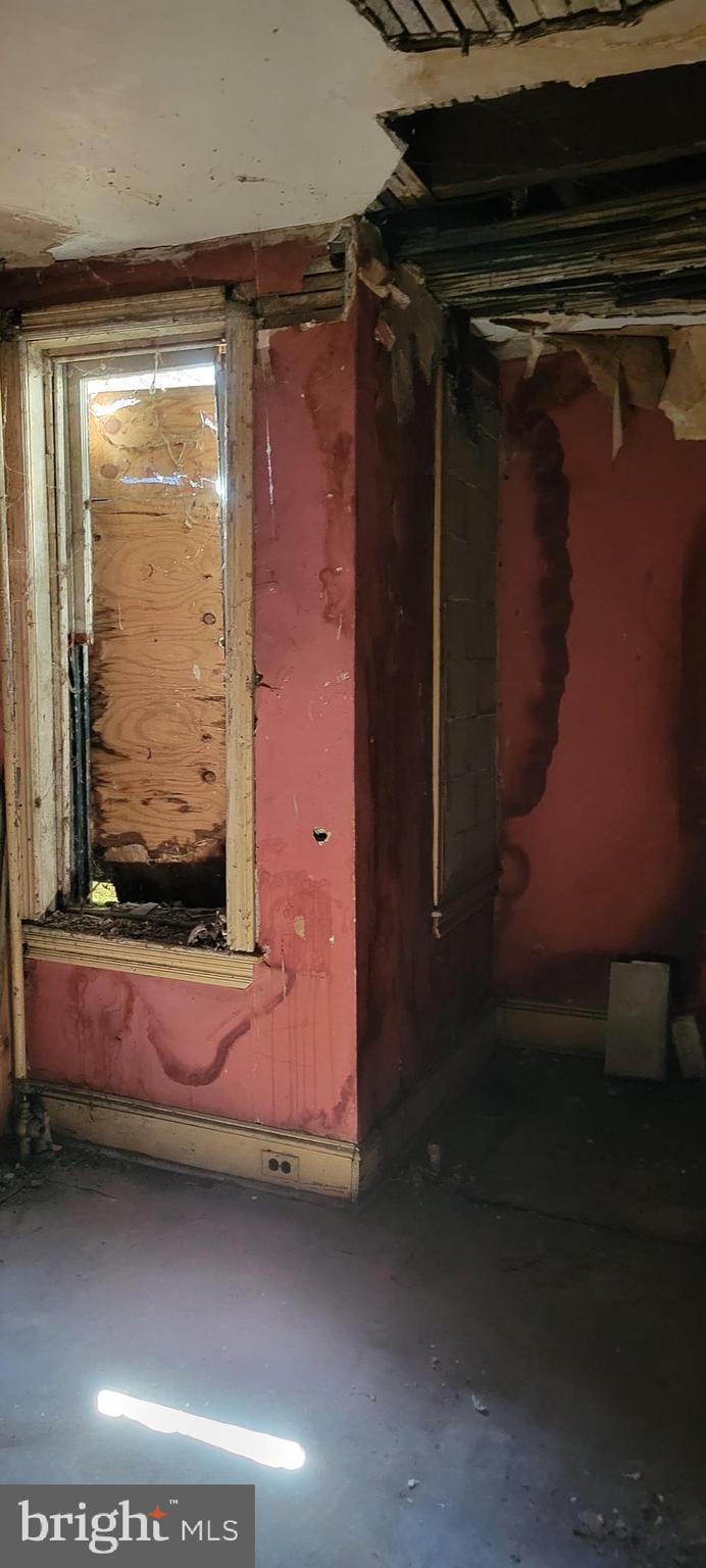 KENSINGTON - Commercial Sale