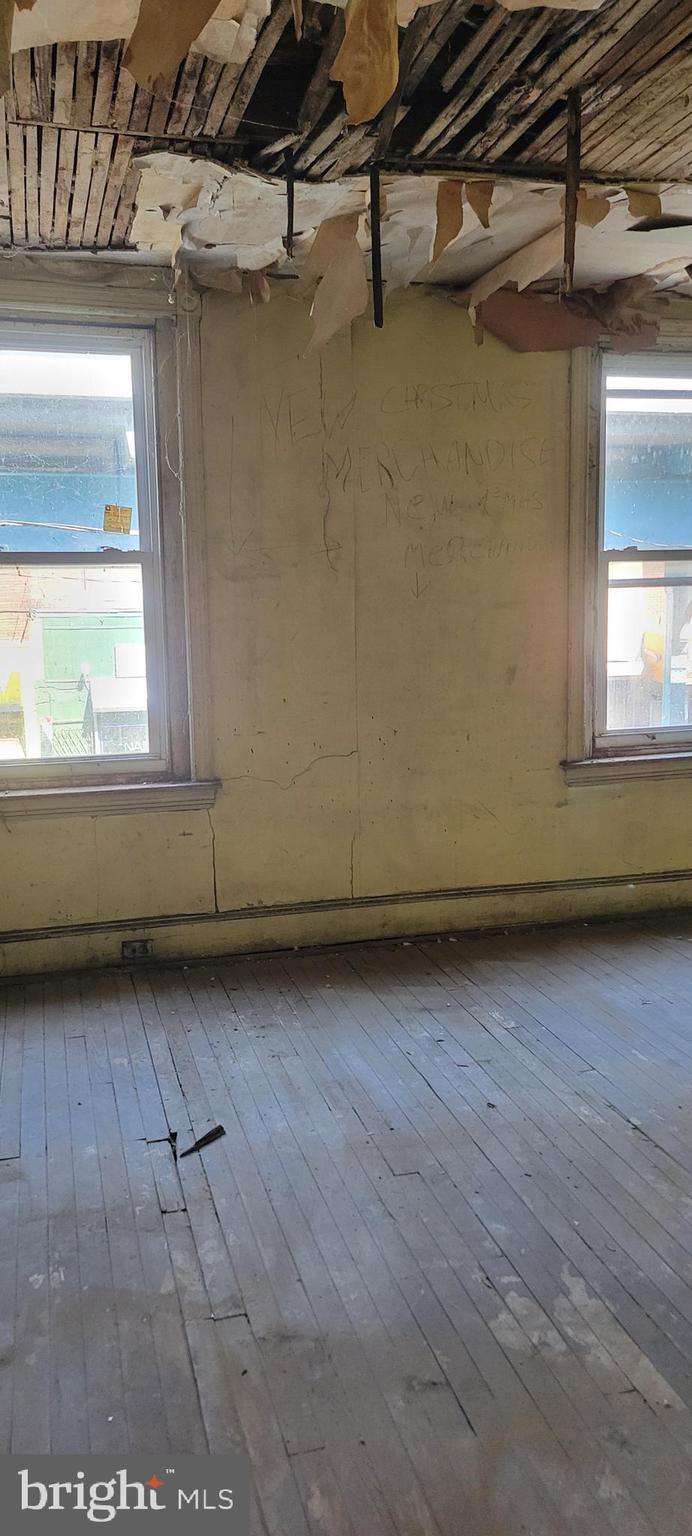 KENSINGTON - Commercial Sale