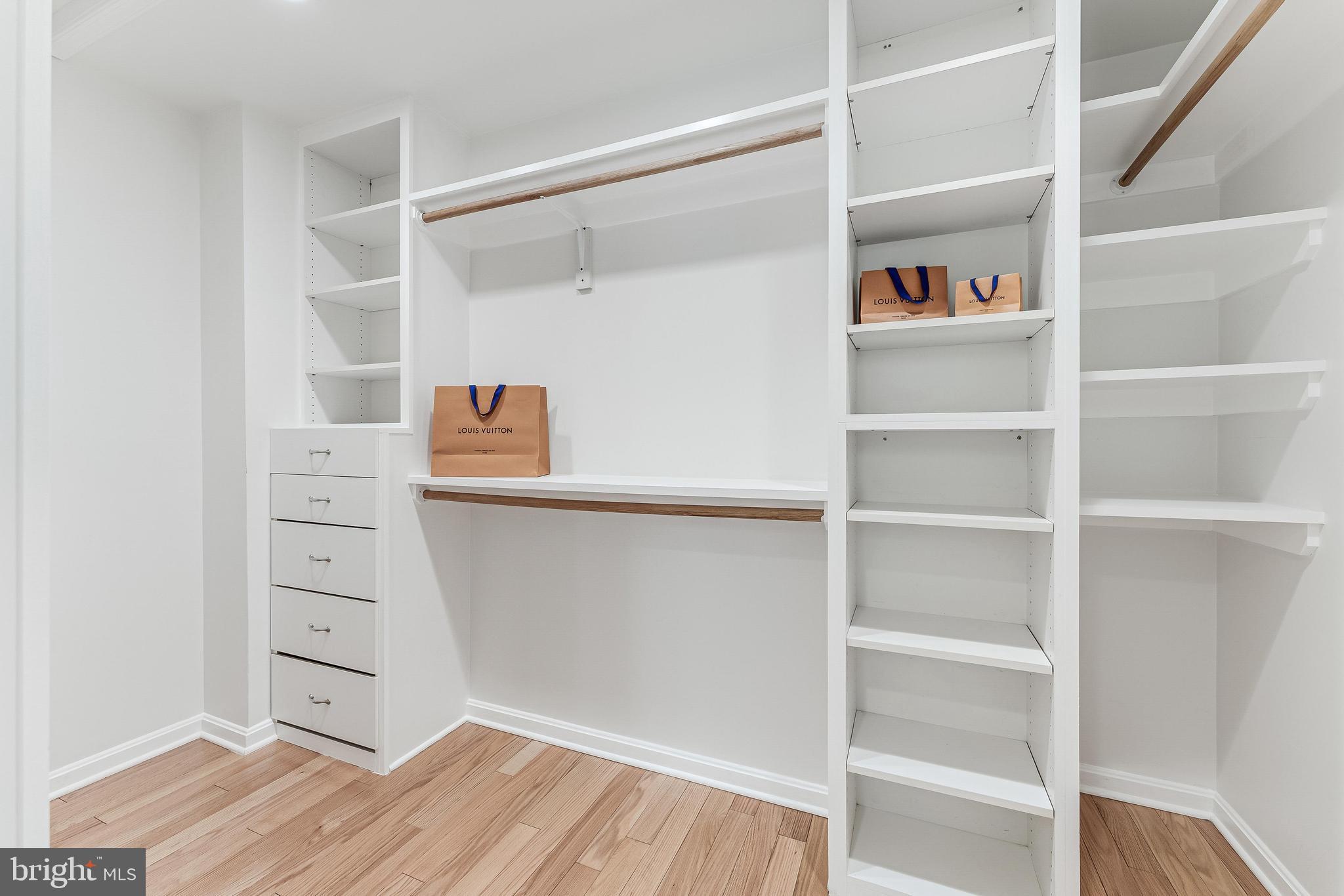 MC LEAN OAKS - Residential