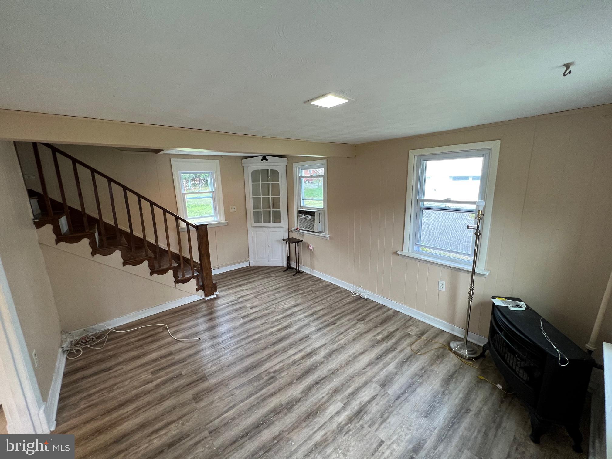 ELVATON ACRES - Residential Lease