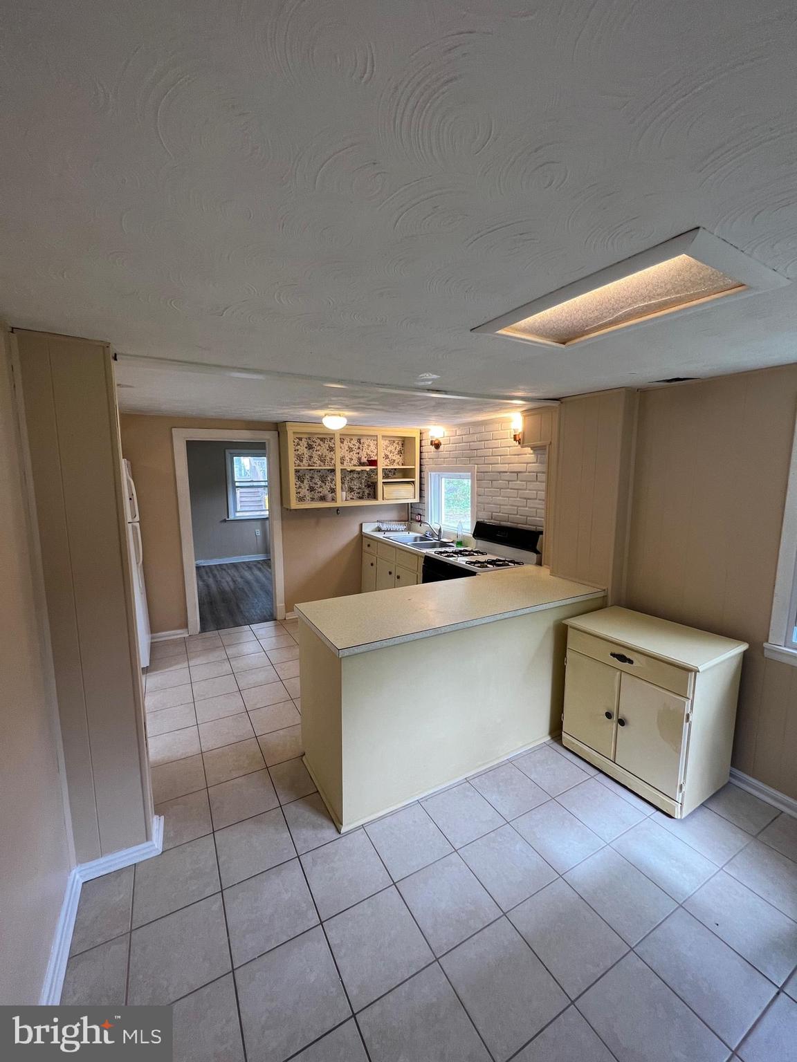 ELVATON ACRES - Residential Lease