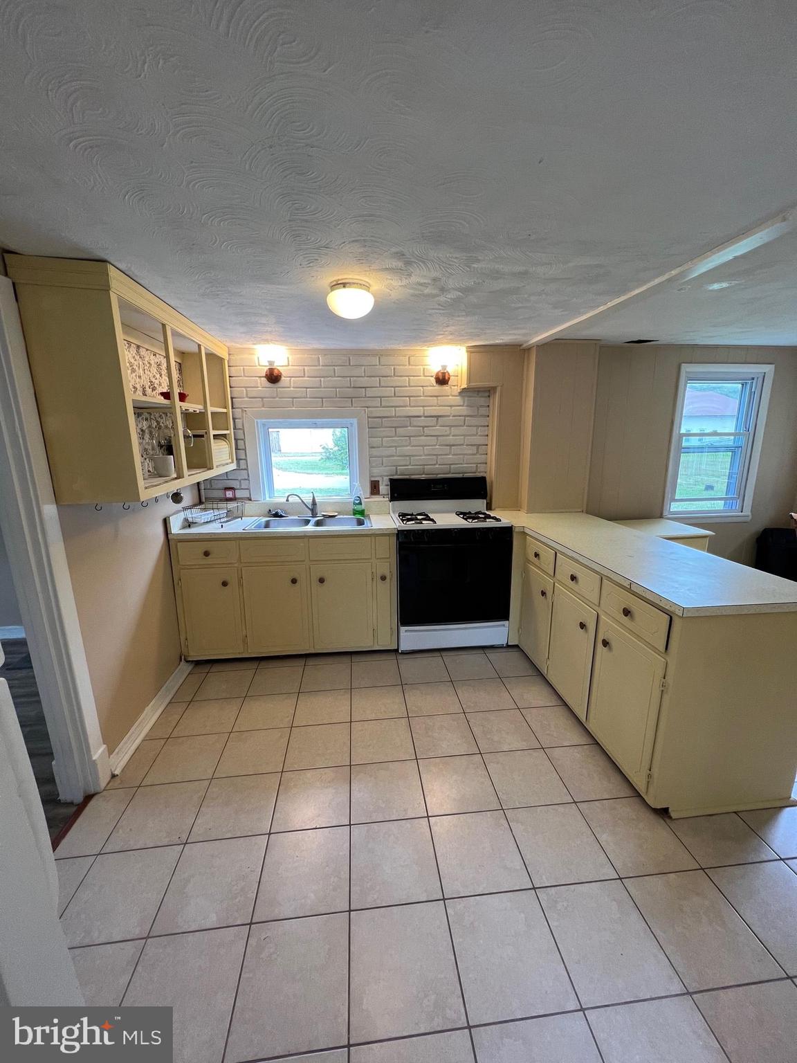 ELVATON ACRES - Residential Lease