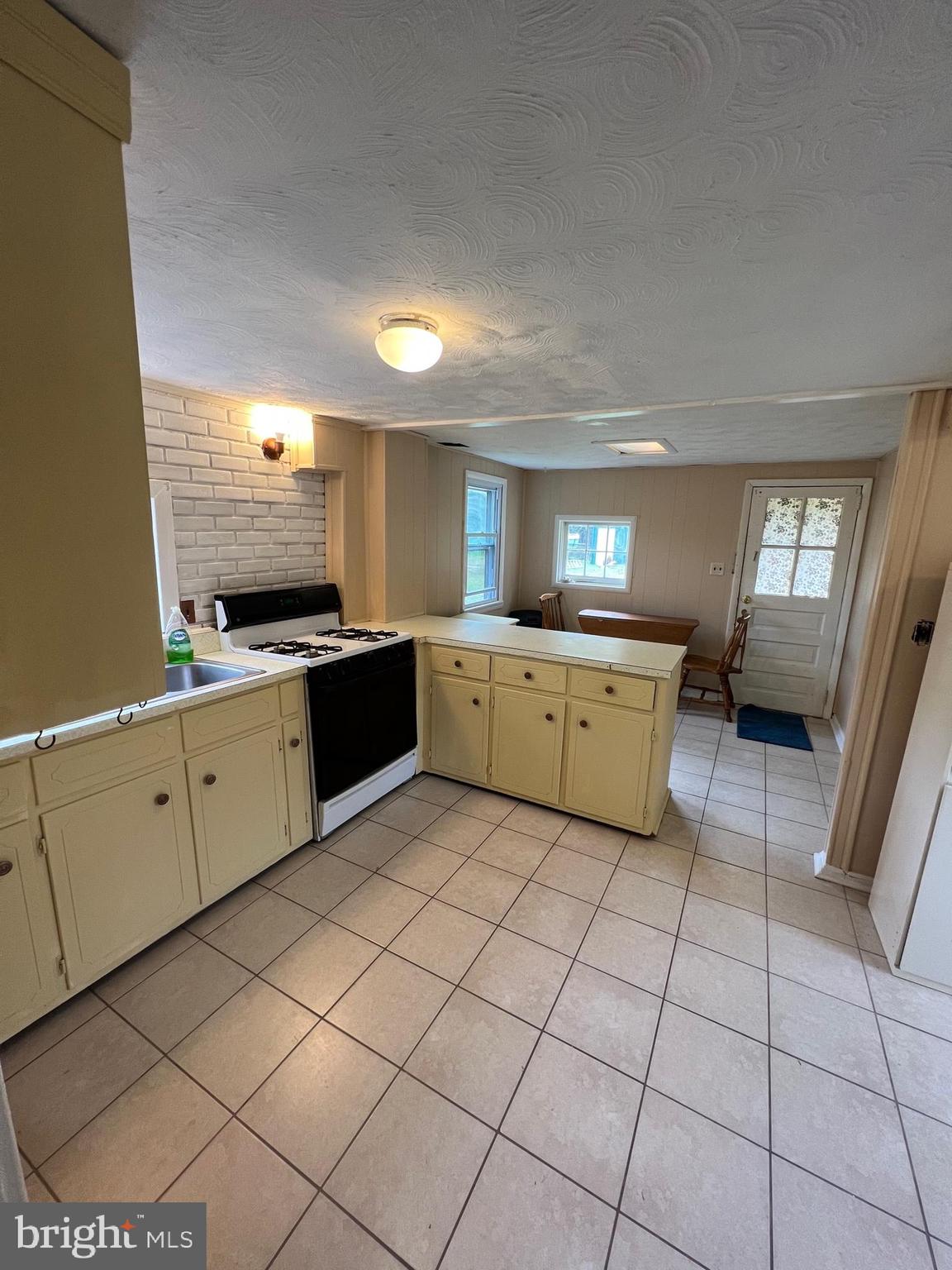 ELVATON ACRES - Residential Lease