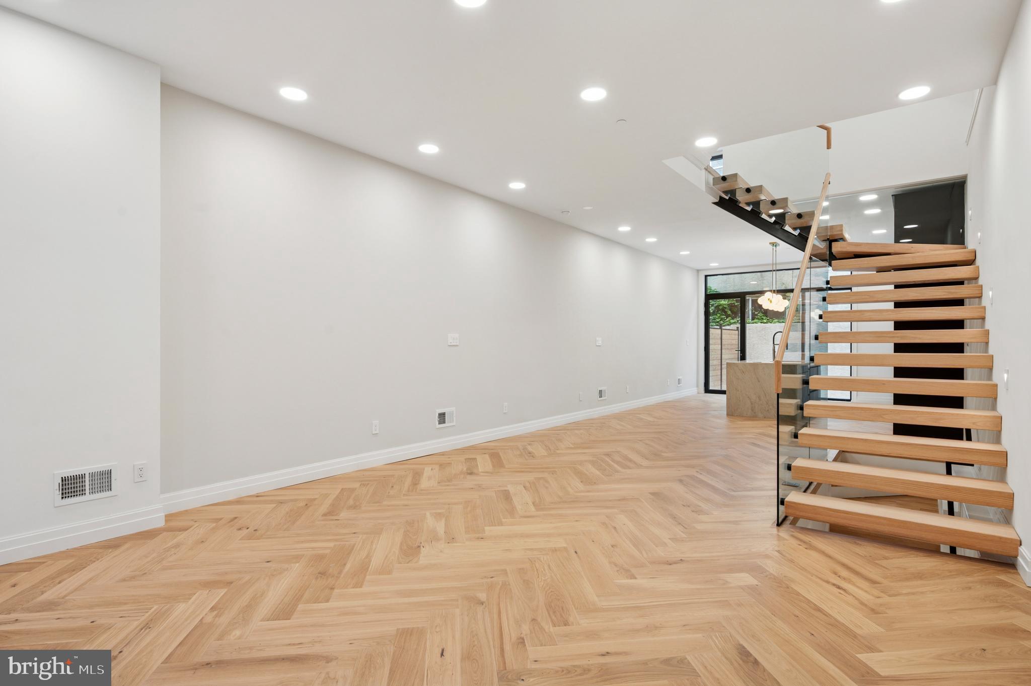 LOGAN SQUARE - Residential