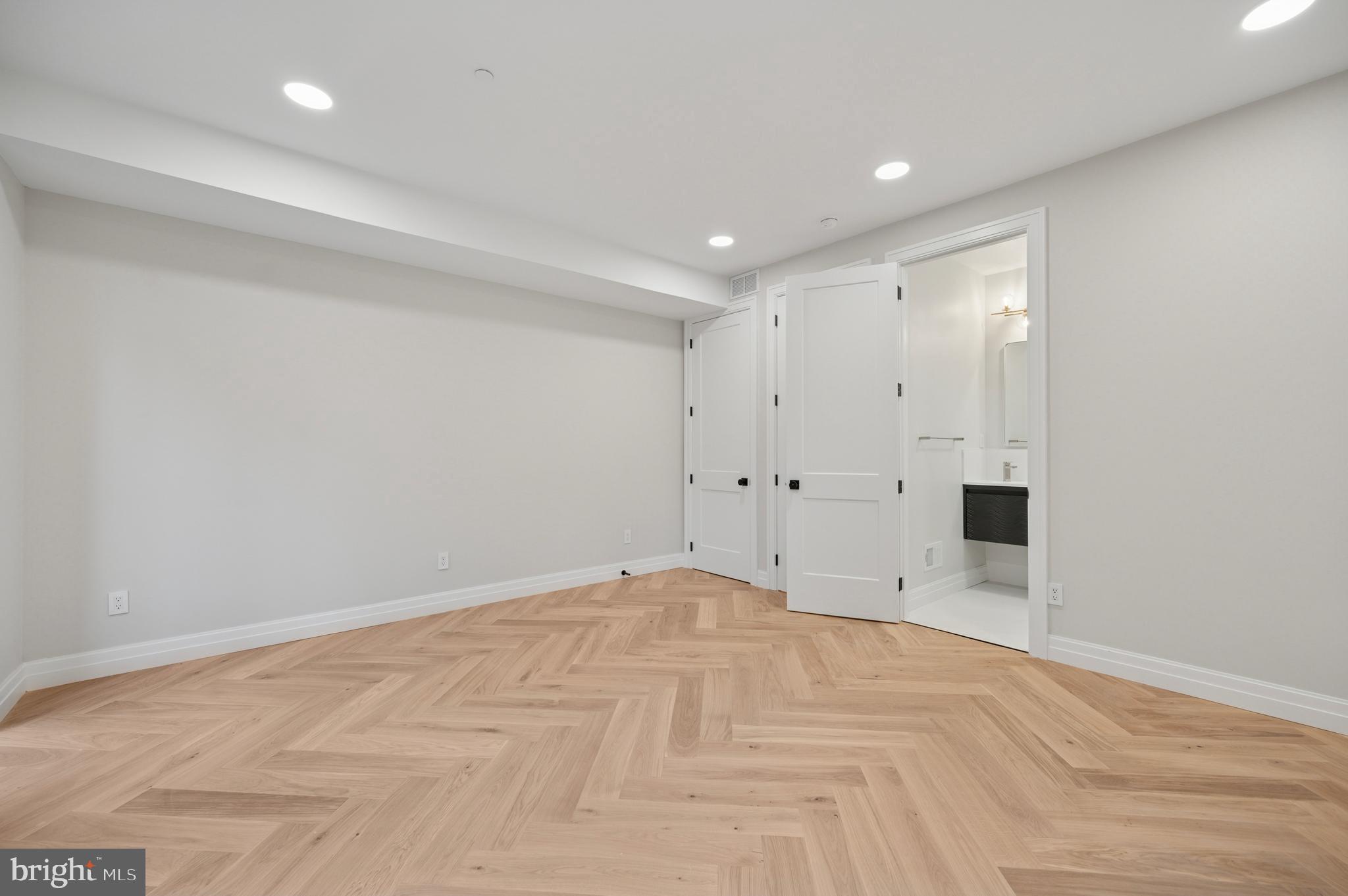 LOGAN SQUARE - Residential