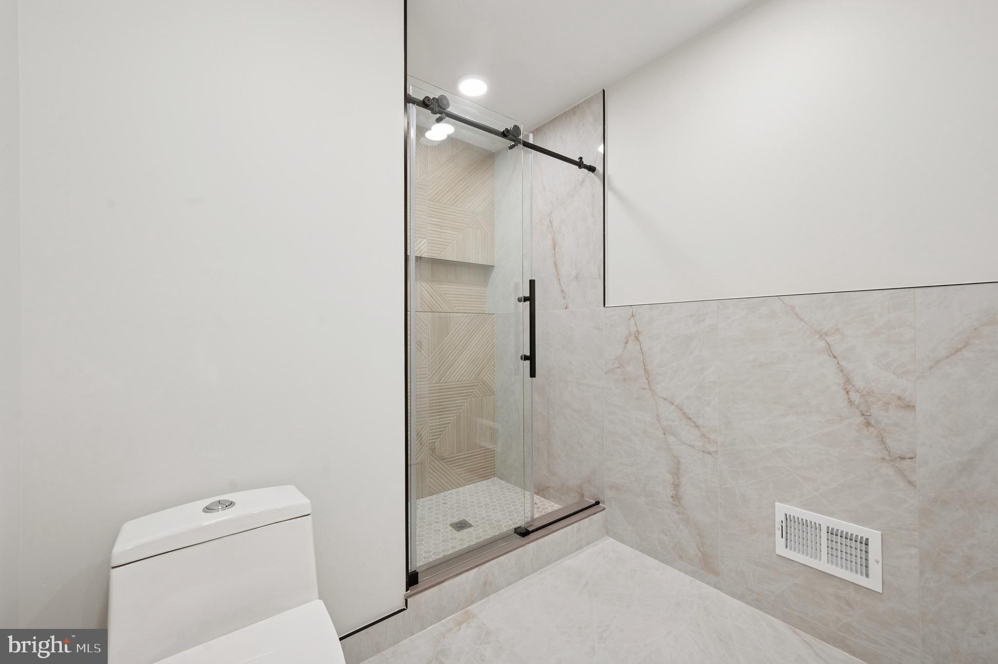 LOGAN SQUARE - Residential