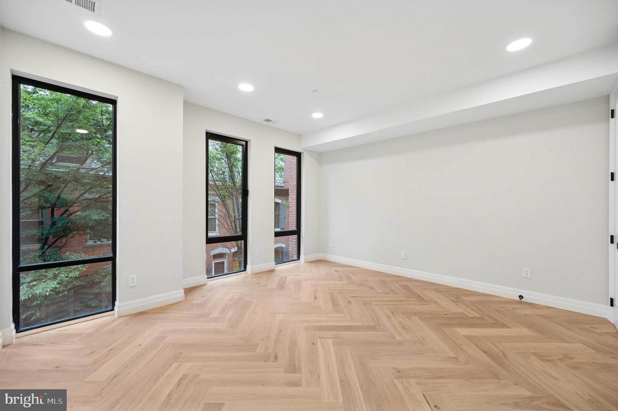 LOGAN SQUARE - Residential