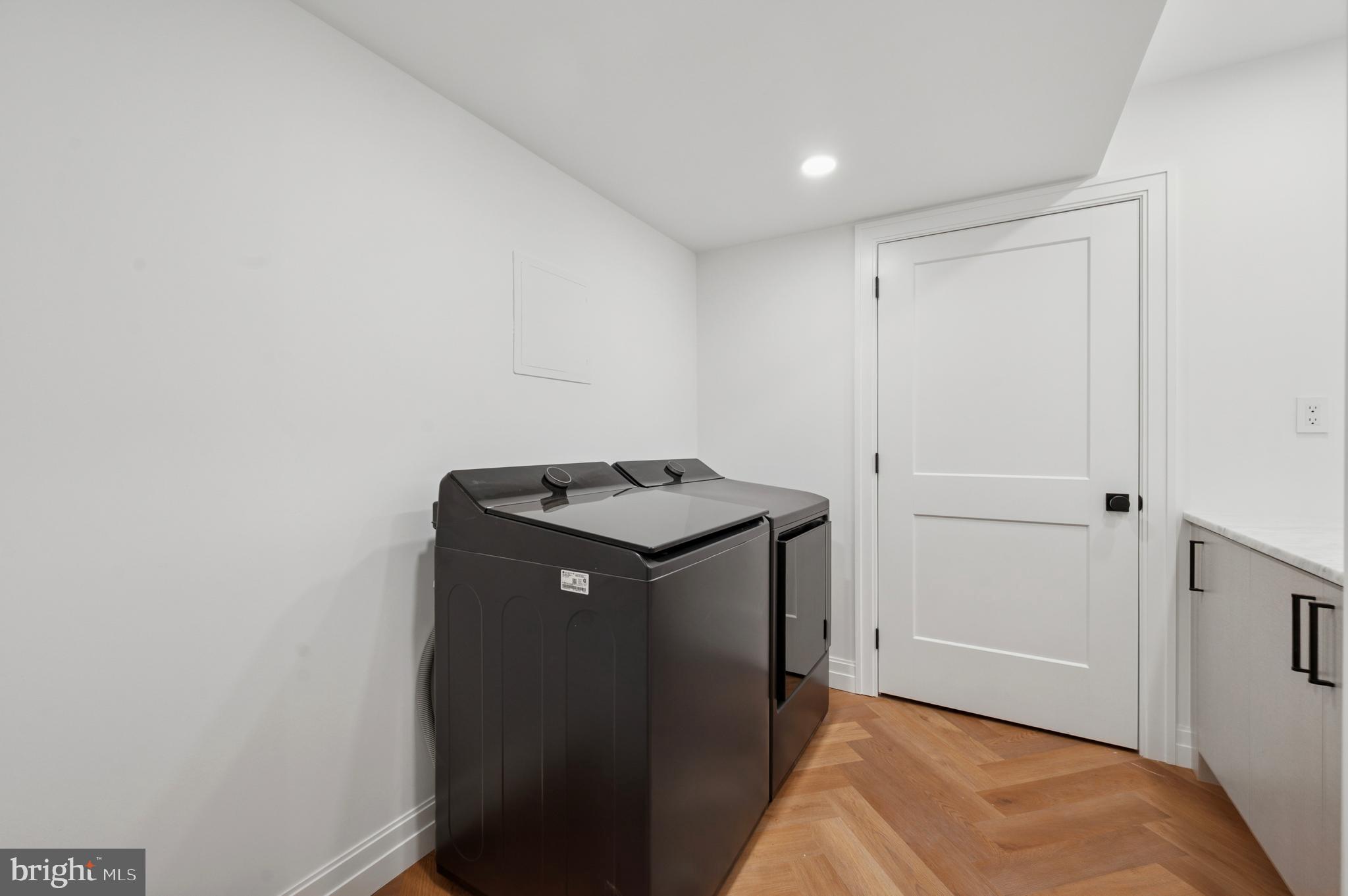 LOGAN SQUARE - Residential