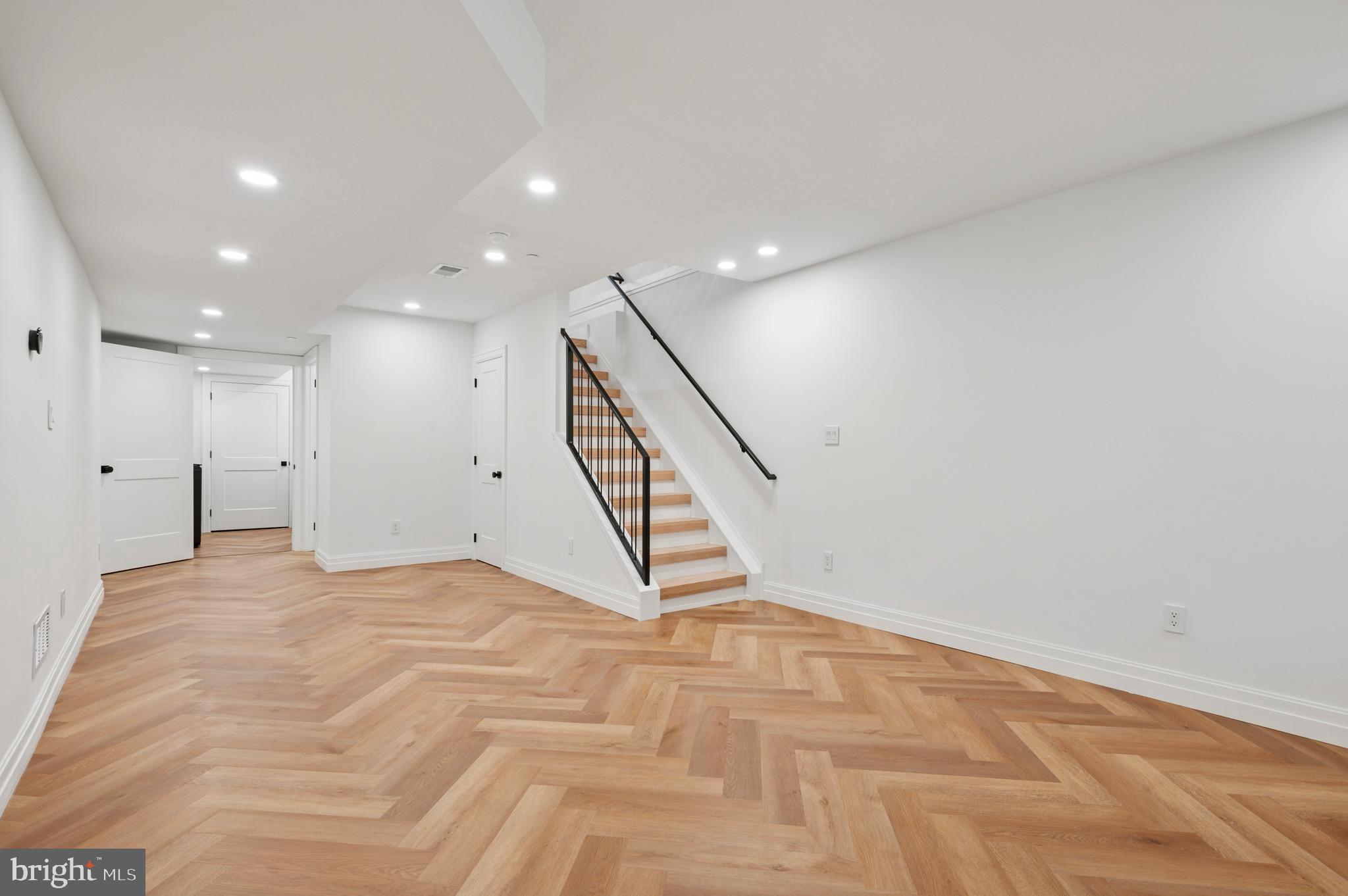 LOGAN SQUARE - Residential