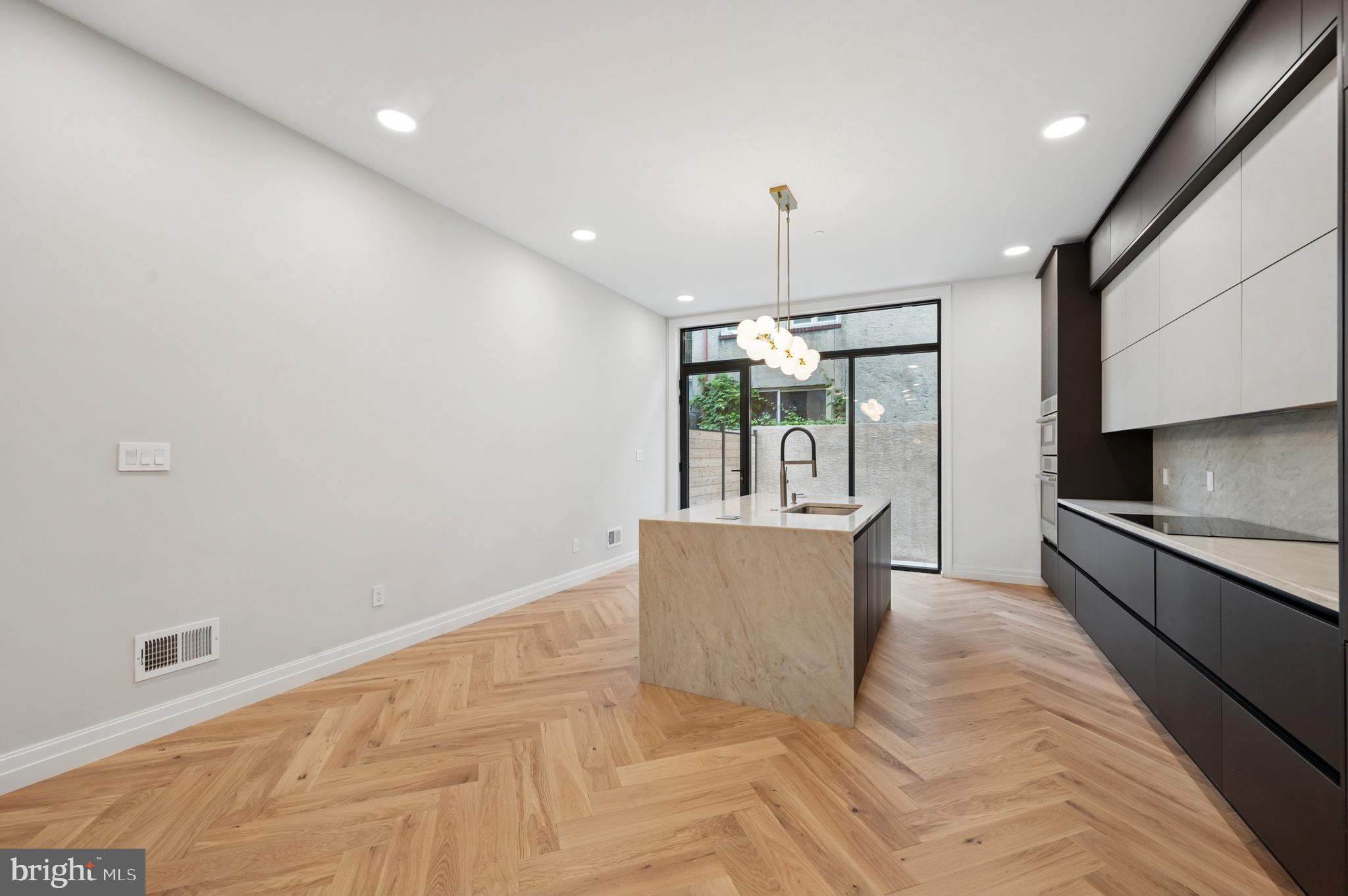 LOGAN SQUARE - Residential