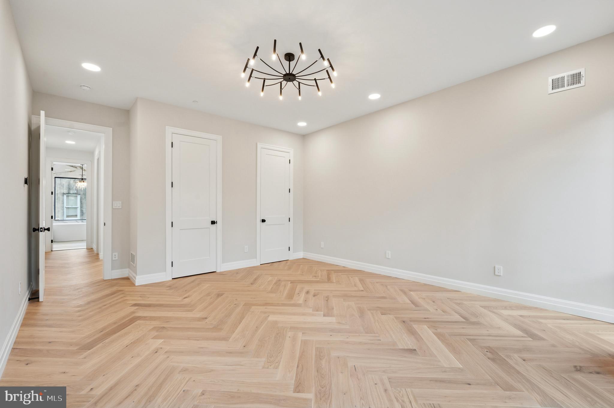 LOGAN SQUARE - Residential