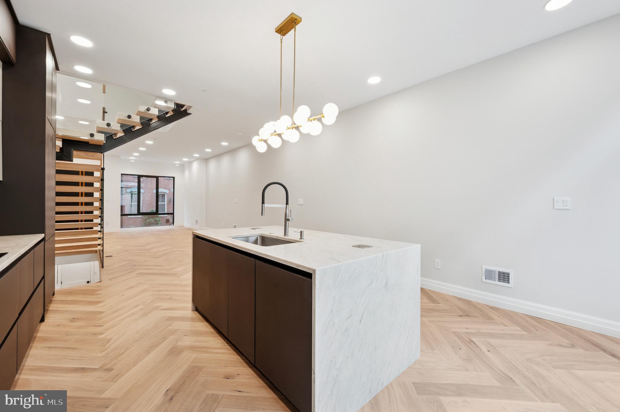 LOGAN SQUARE - Residential