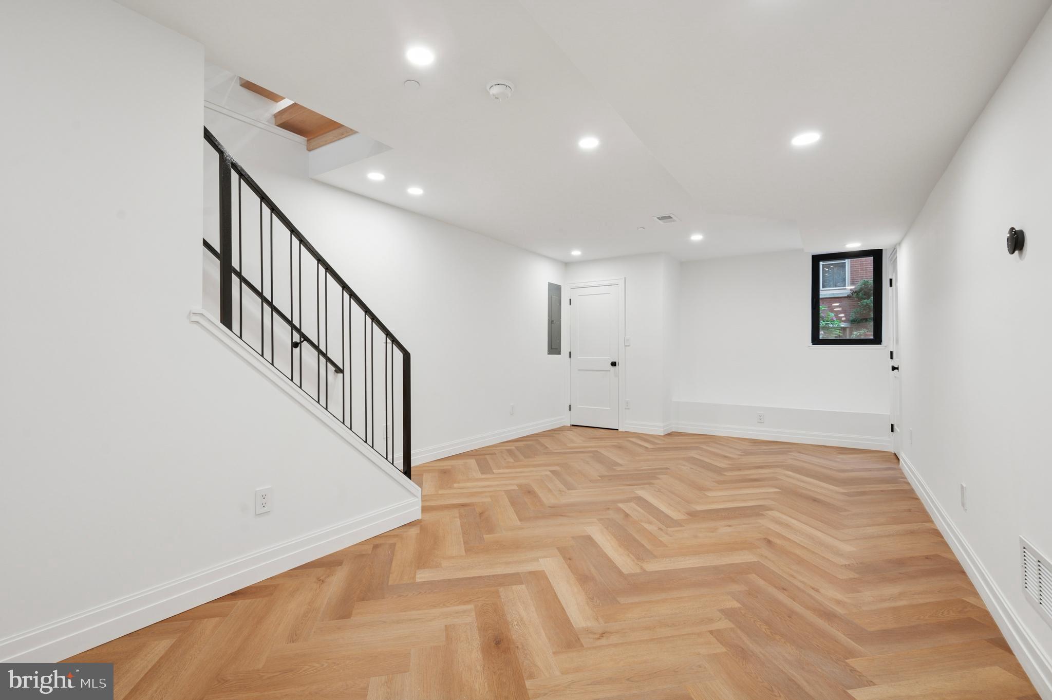 LOGAN SQUARE - Residential