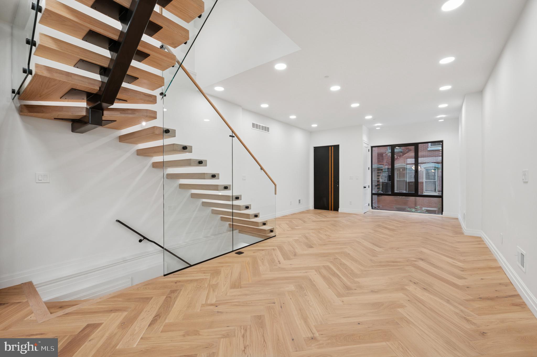 LOGAN SQUARE - Residential