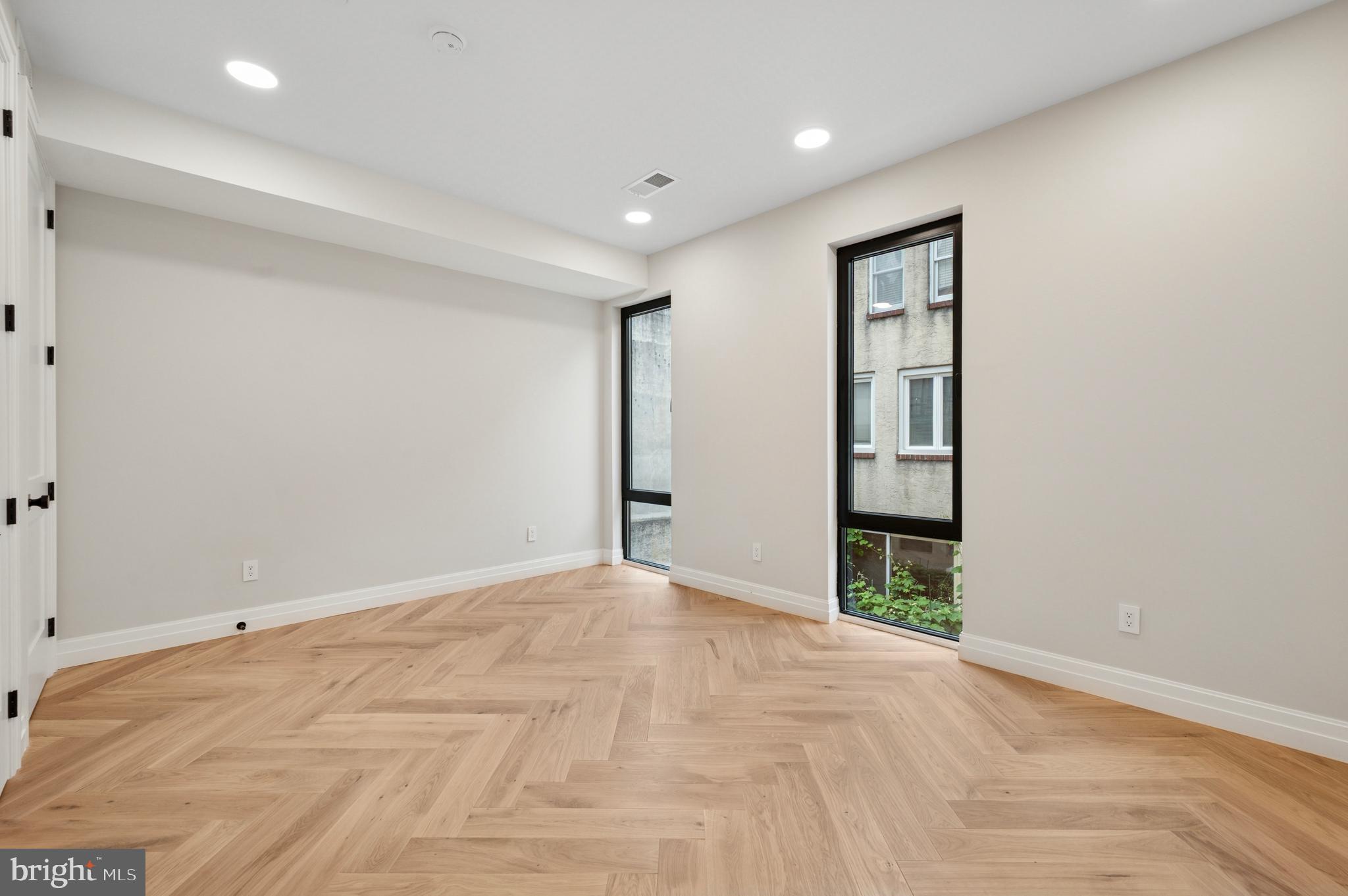 LOGAN SQUARE - Residential