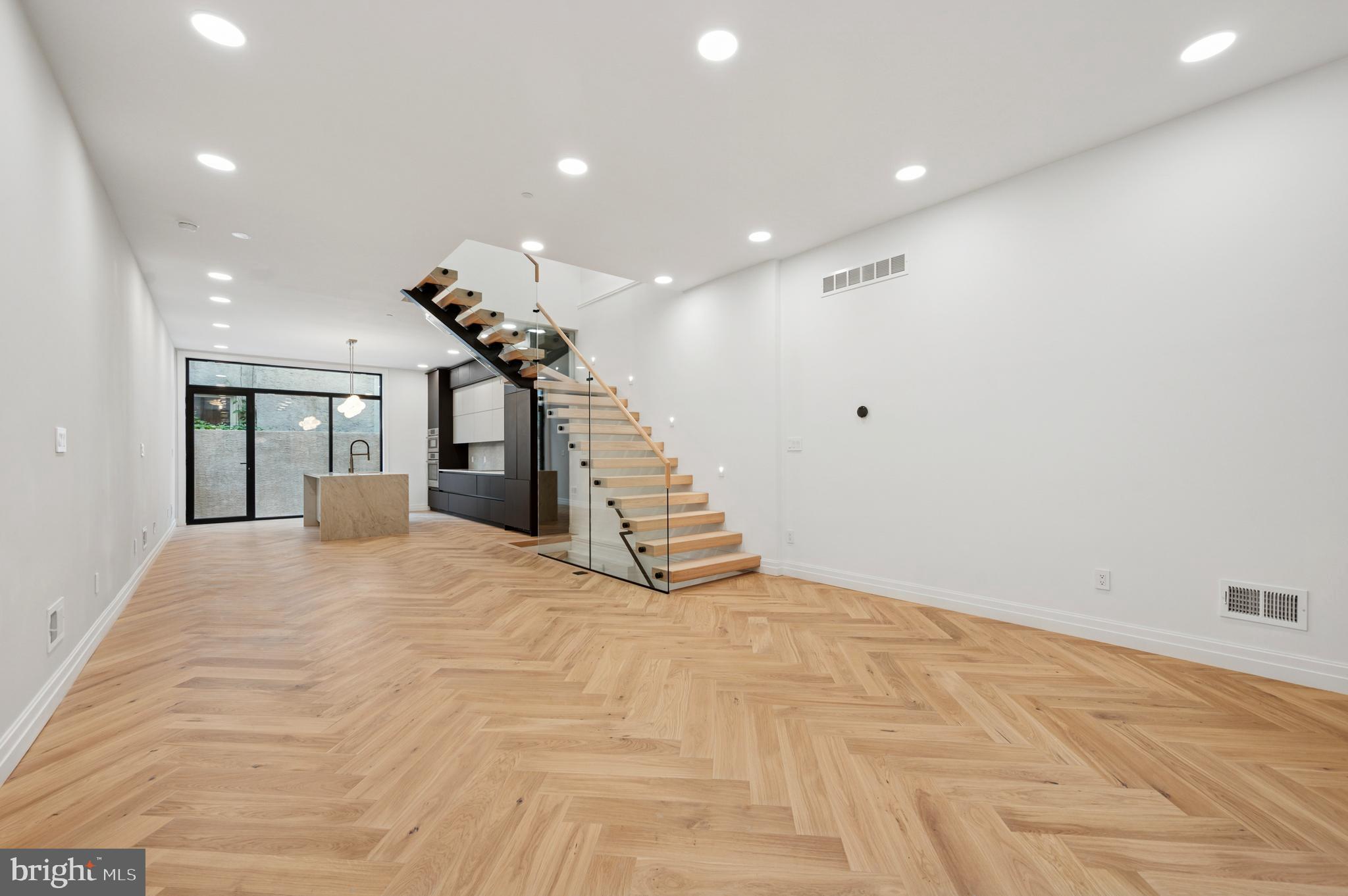 LOGAN SQUARE - Residential