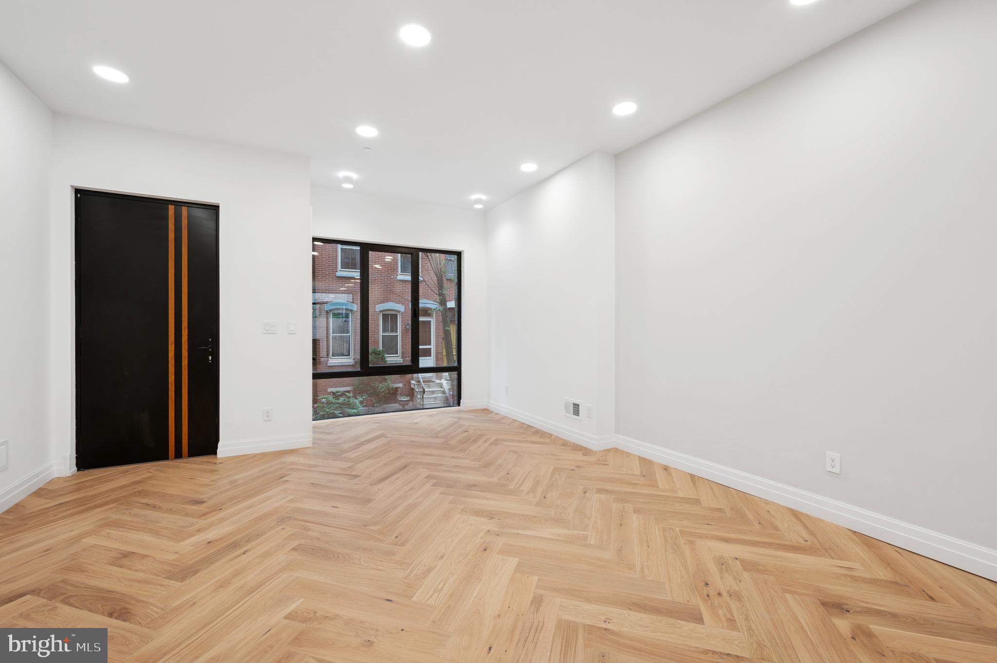 LOGAN SQUARE - Residential