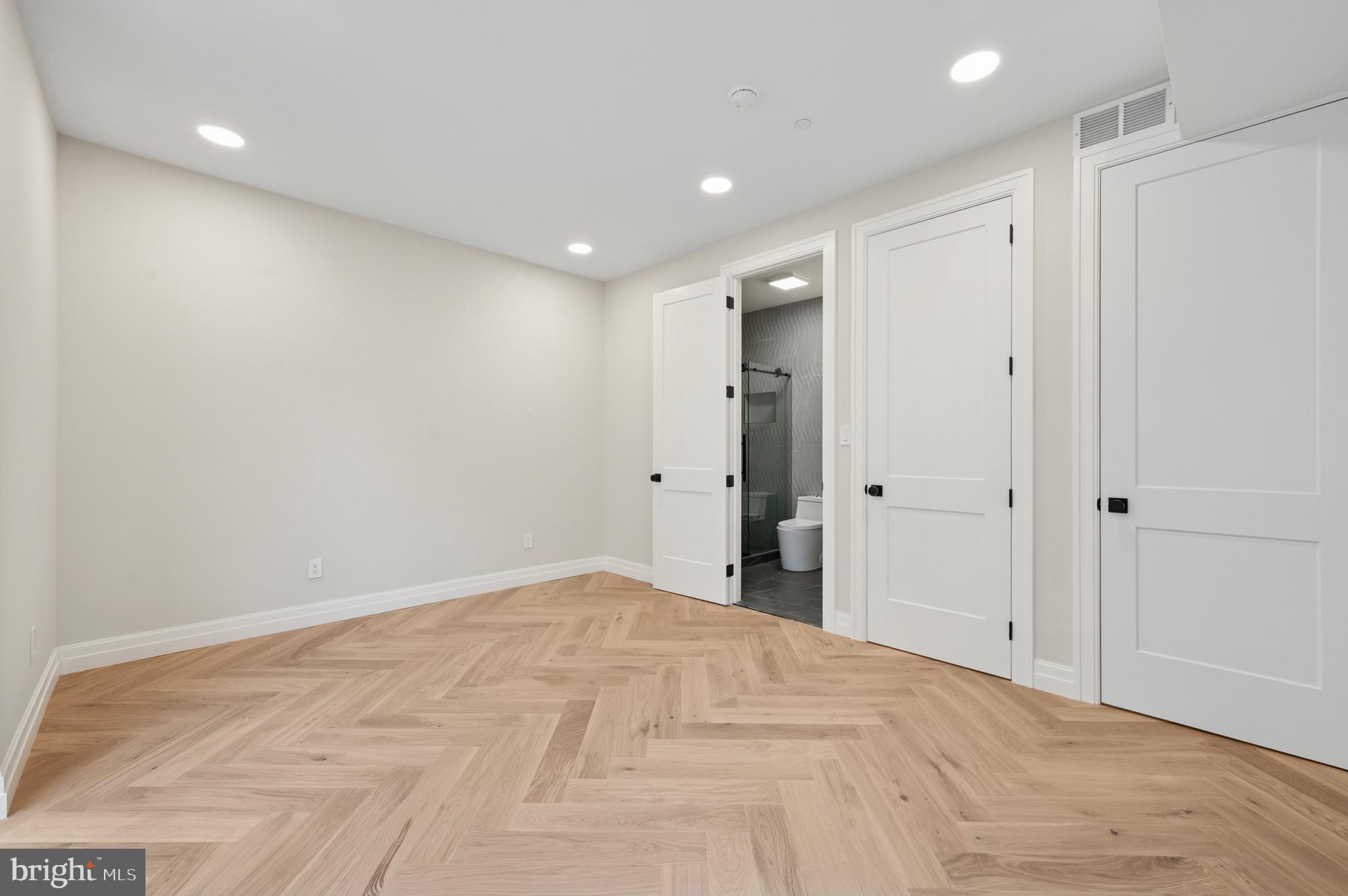 LOGAN SQUARE - Residential