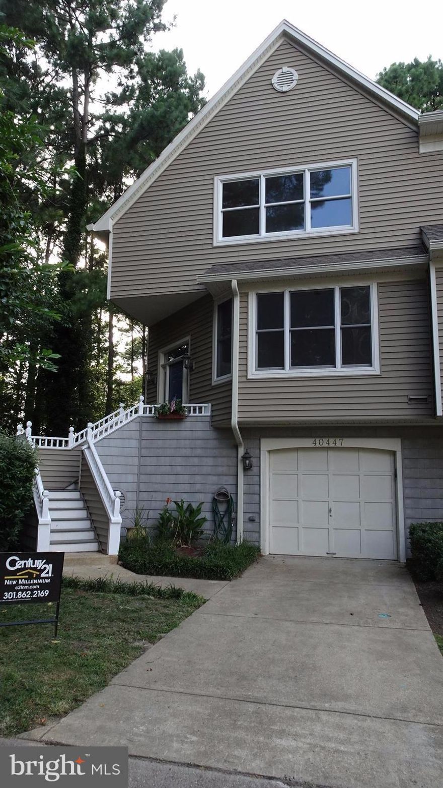 Newly RENOVATED waterview townhouse: New HVAC, Fresh Paint, New Flooring, New Kitchen Appliances and New Water Heater.  Charming end unit with  water views from the master bedroom, family room and screened porch. The home offers plenty of space with two master suites upstairs, a walkout, finished basement and plenty of community ammenities (beach, pool, golf course and club house).