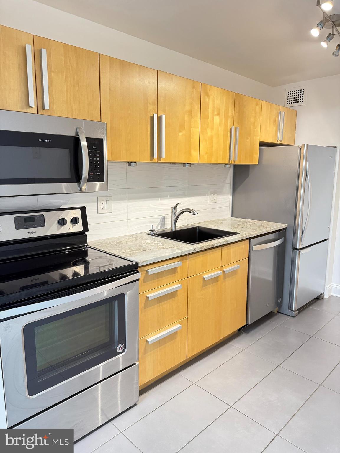 HUNTING CREEK CLUB CONDOMINIUMS - Residential Lease