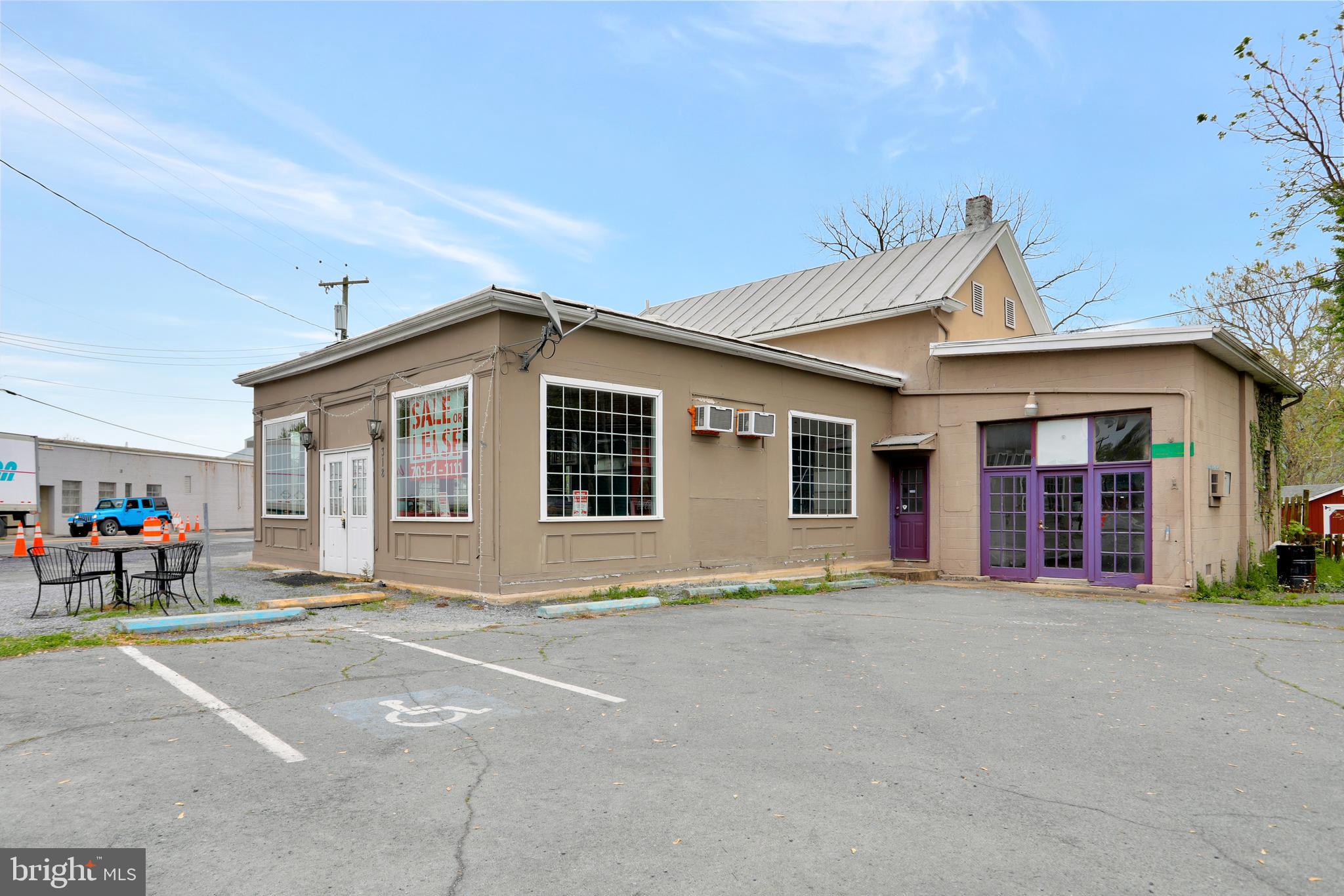 Main image without alt text