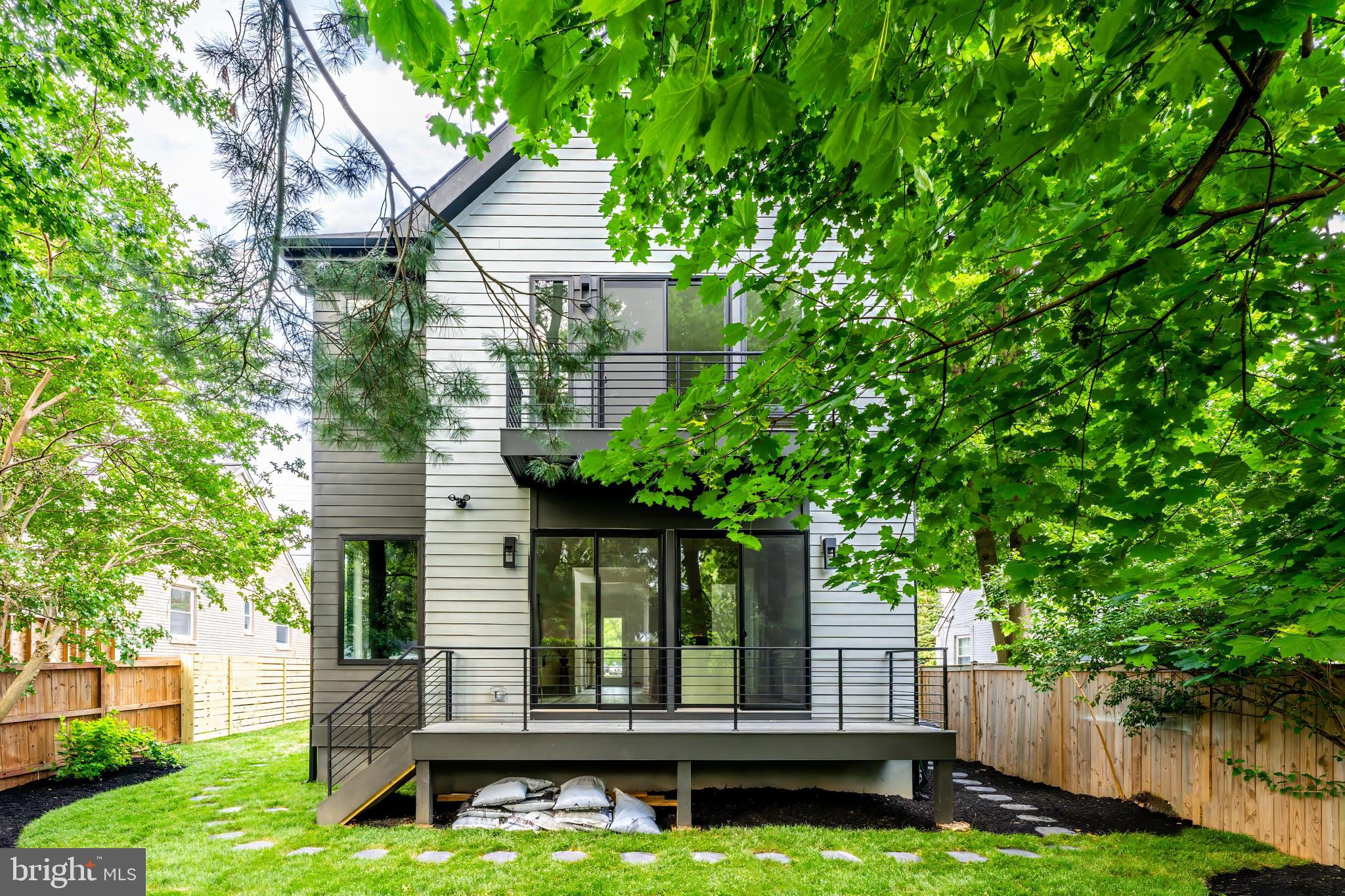 824 N EDISON STREET
