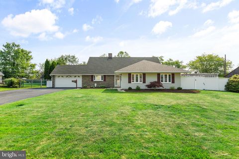 18 STEEPLEBUSH ROAD LEVITTOWN PA 19056