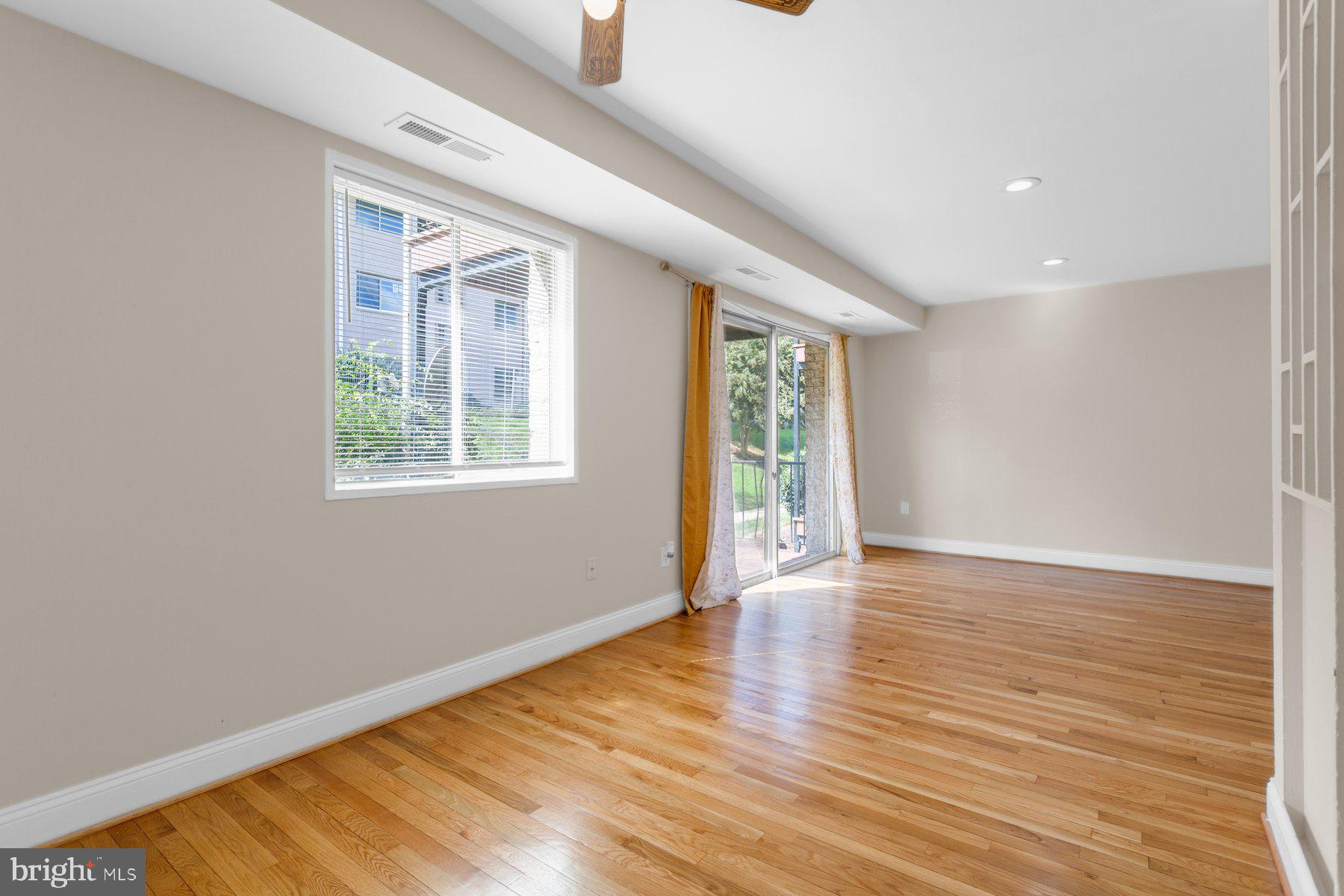 NEW CARROLLTON - Residential