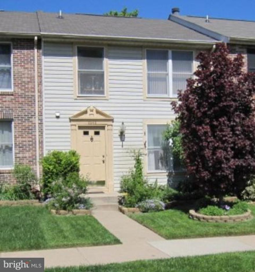 Beautiful 3 Bedroom, 2 full and 2 1/2 bath townhouse in sought after Lake Ridge Community. Amenities include tennis courts, outdoor pools, tot lots, trails, etc. Many options for shopping and dining only minutes away. Commuting options include, Commuter Lots, Buses, VRE, and Metro   20 mins. away. East commute to Ft. Belvoir or Quantico Marine Corps Base.