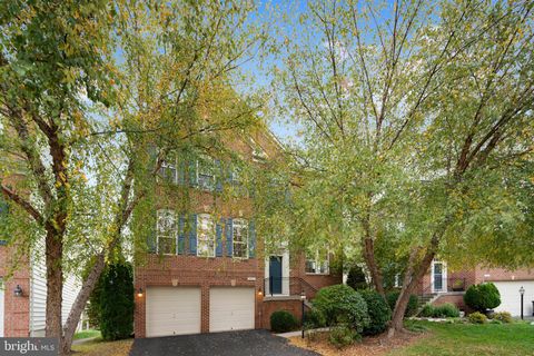 Photo of 1697 Winterwood Court, HERNDON, VA 20170 (MLS # VAFX2305256)