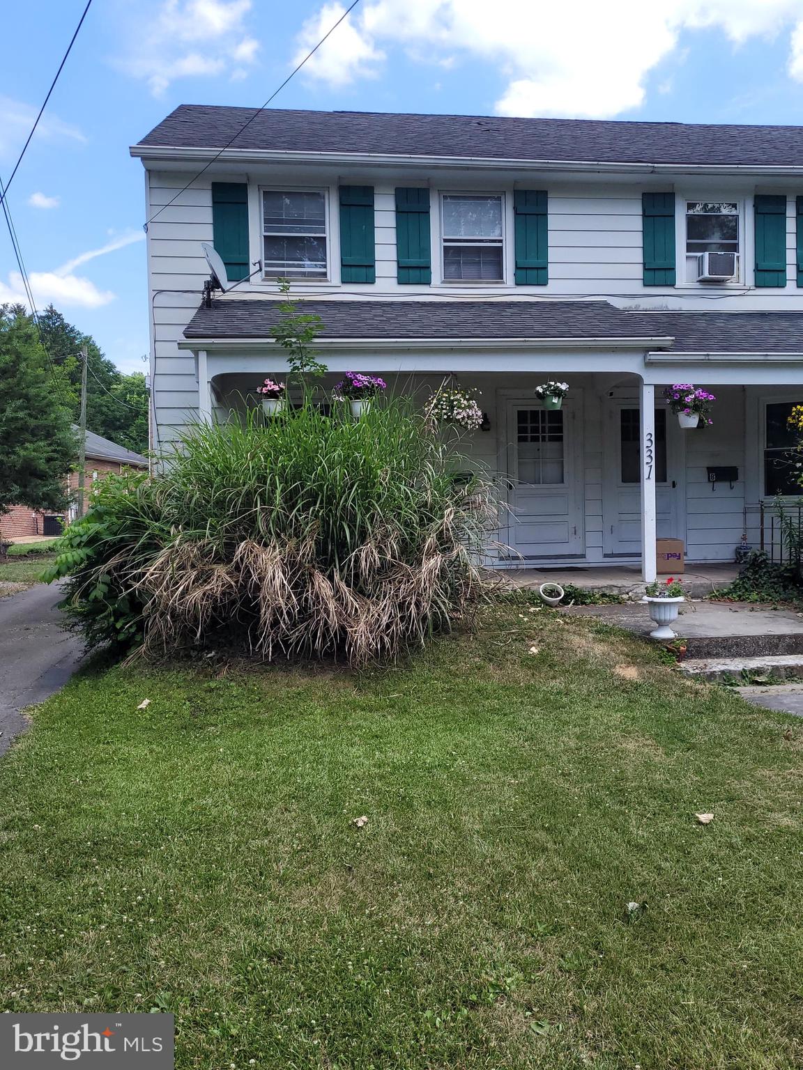 NO PETS AND NO SMOKERS!!!
Nice 3 bedroom 1 bath duplex available now.....walking distance to downtown Berkeley Springs...comes with stove, refrigerator, washer and dryer but landlord is not responsible for the maintenance, repair or replacement of each....
Tenant pays all utilities, water, sewer, electric and heating oil. Owner pays for trash collection.