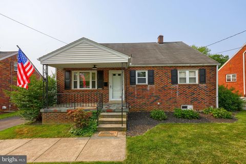 Photo of 1310 MAPLE AVE, LANCASTER, PA 17603 (MLS # PALA2036012)