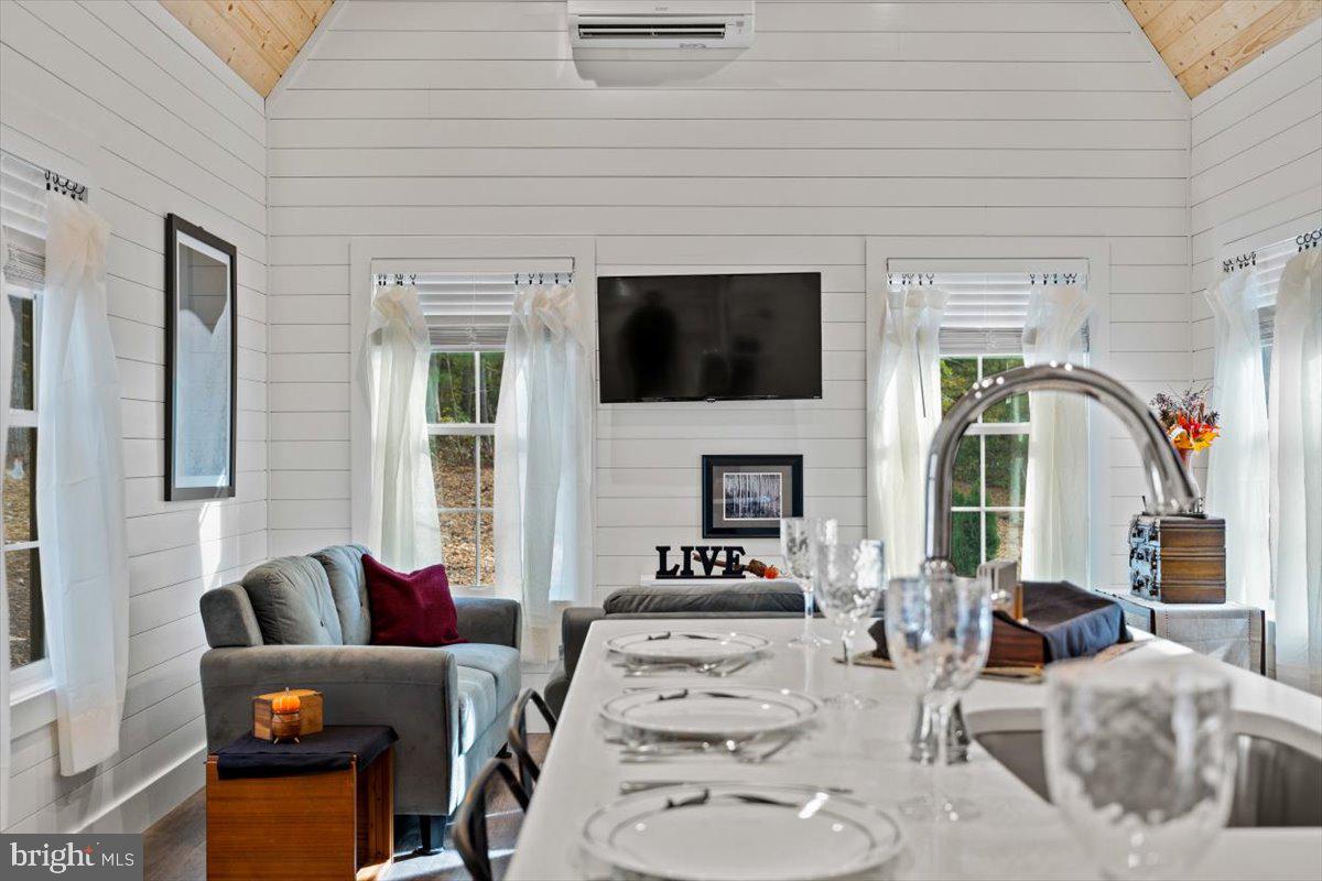 HOLIDAY HILL - Residential