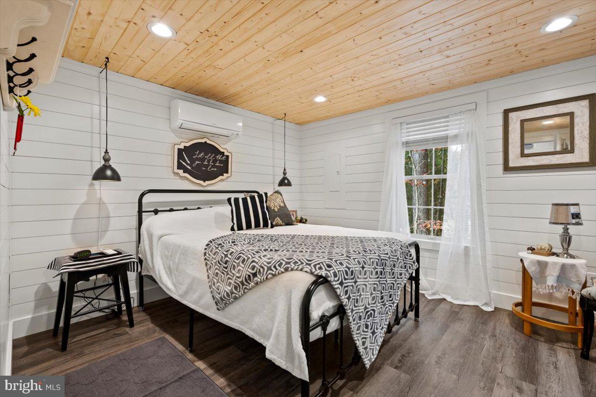 HOLIDAY HILL - Residential