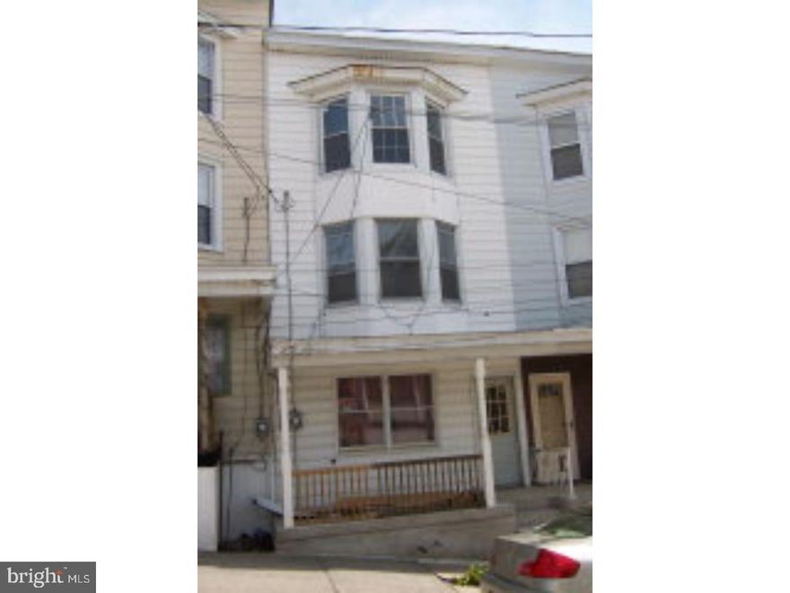 Some interior remobeling, move in condition. Was once used as a 2 unit. Color: white Amp: 100