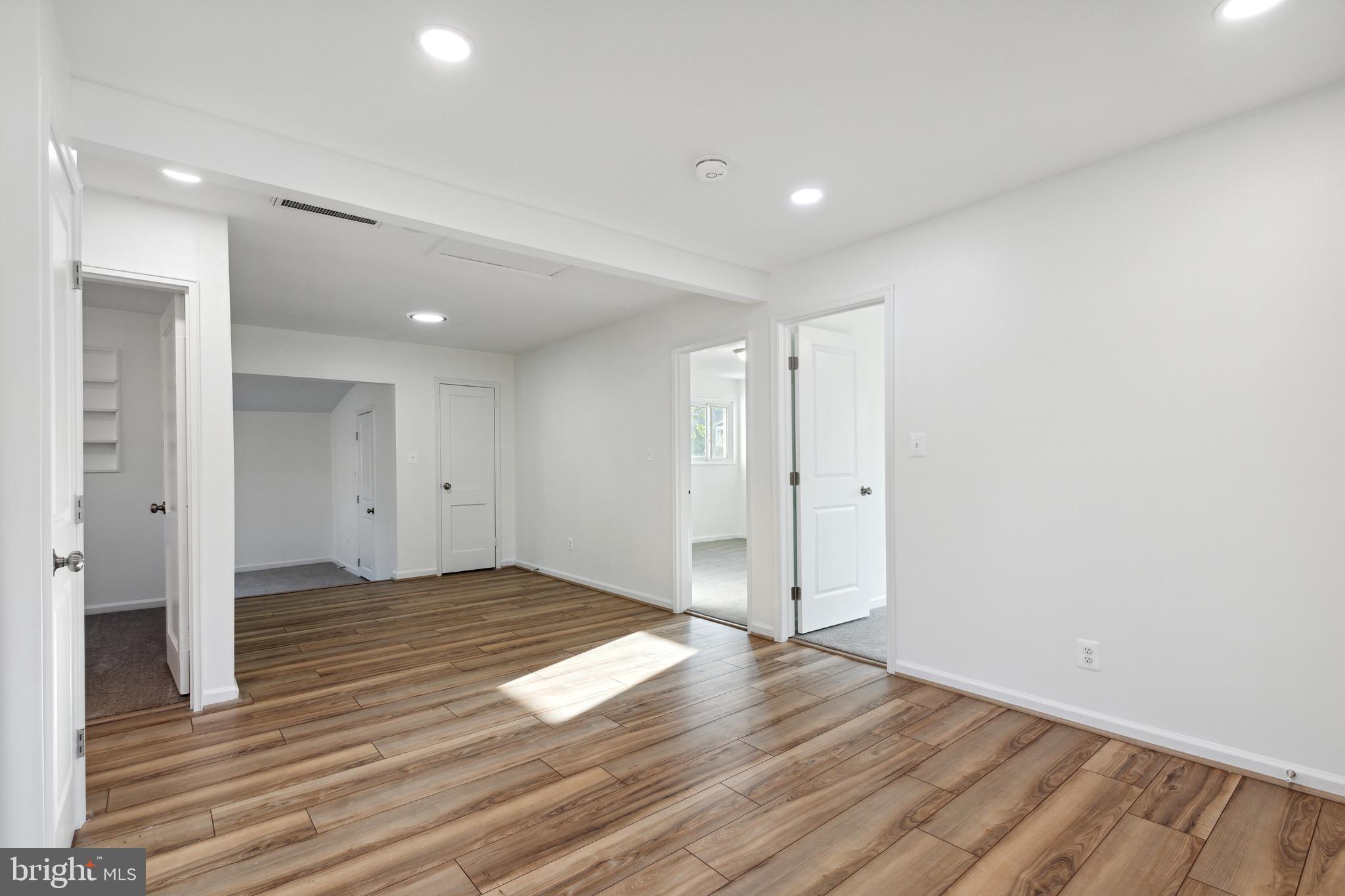 LE VELLE HEIGHTS - Residential