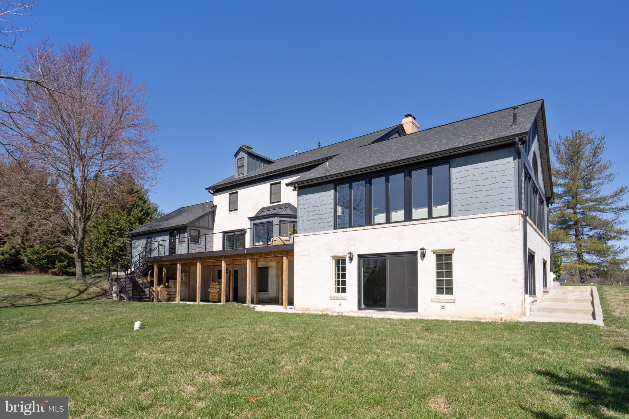 SKYLINE MANOR - Residential