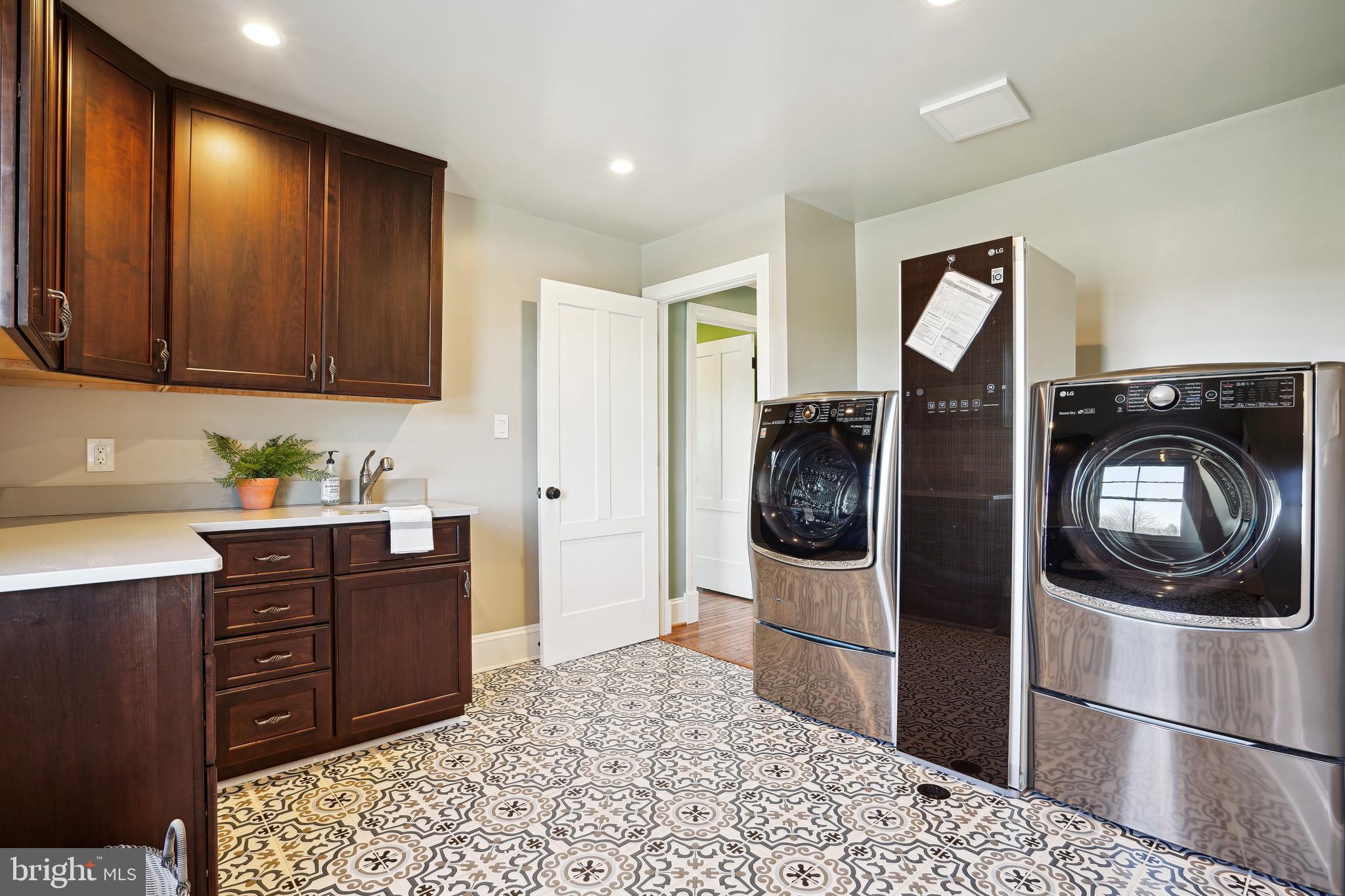 SKYLINE MANOR - Residential