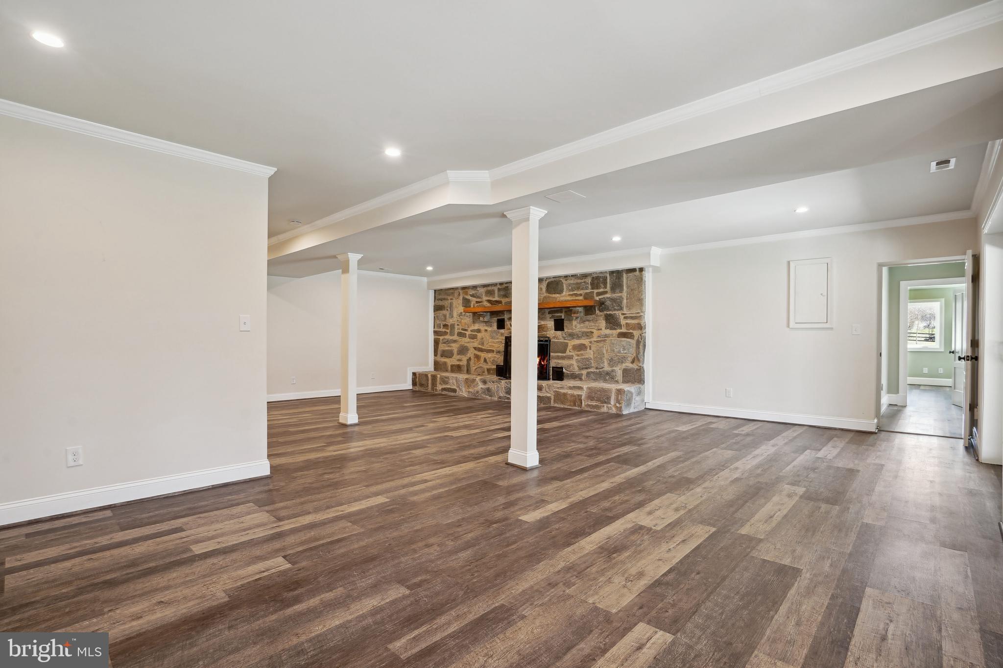 SKYLINE MANOR - Residential