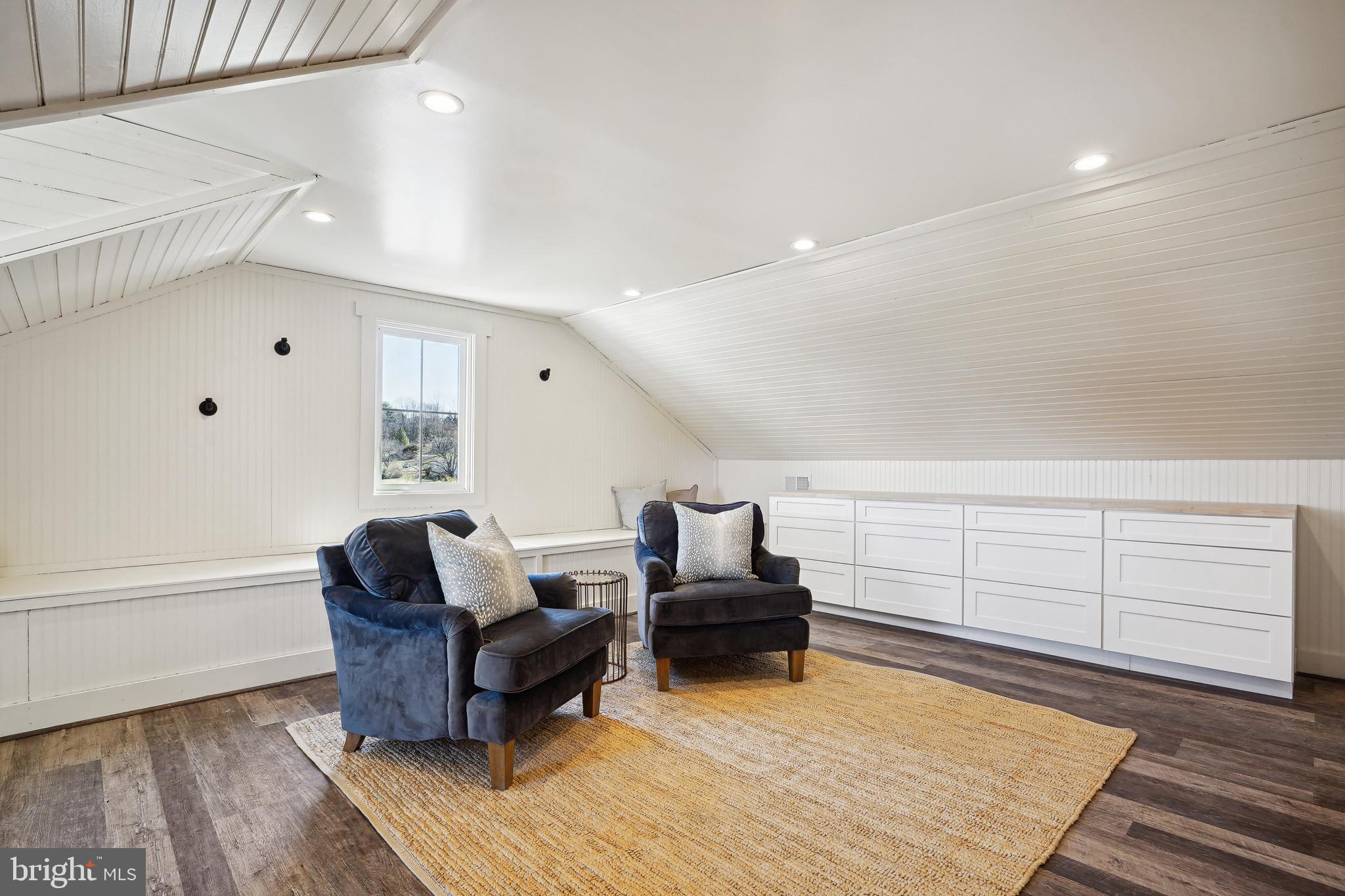 SKYLINE MANOR - Residential