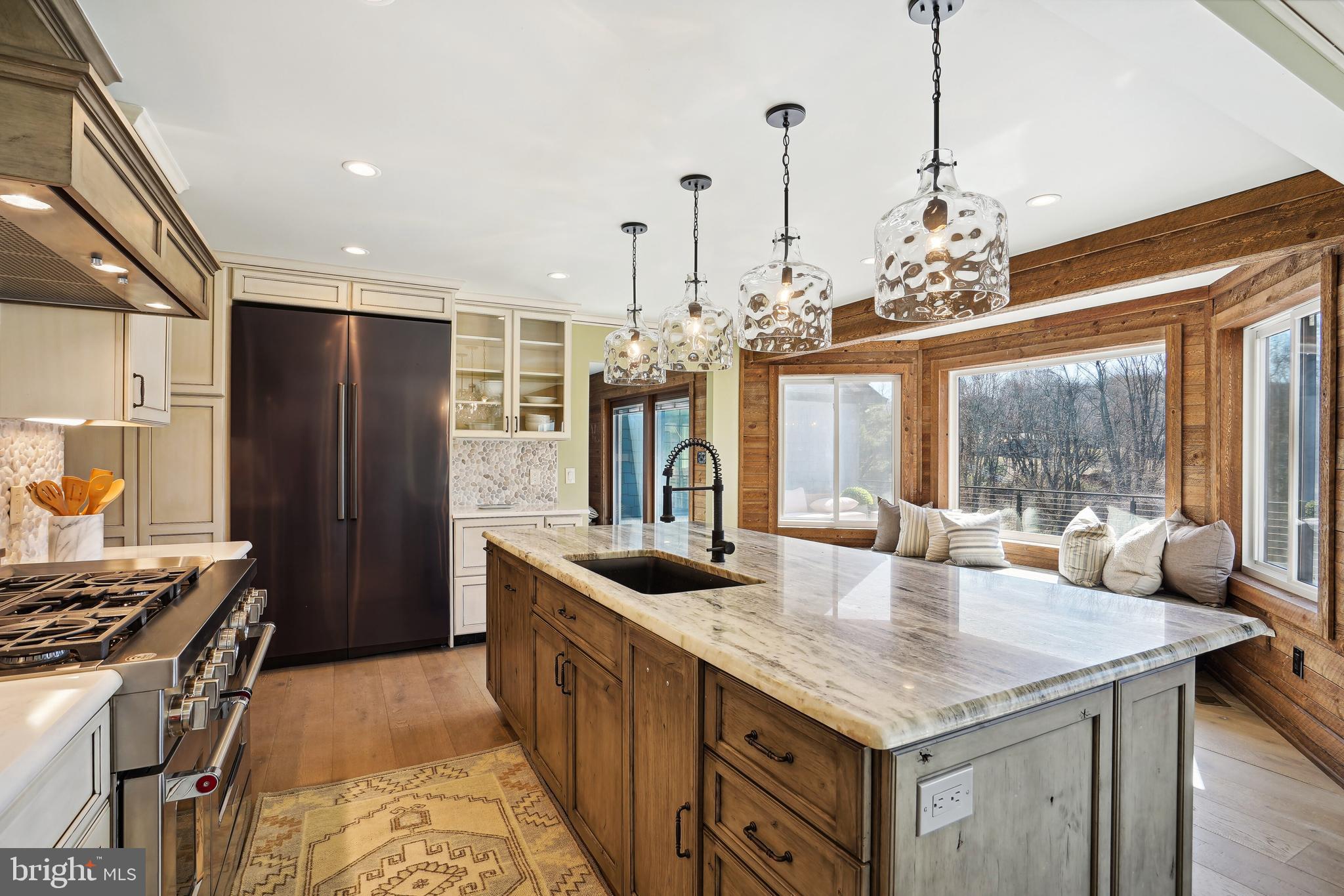 SKYLINE MANOR - Residential