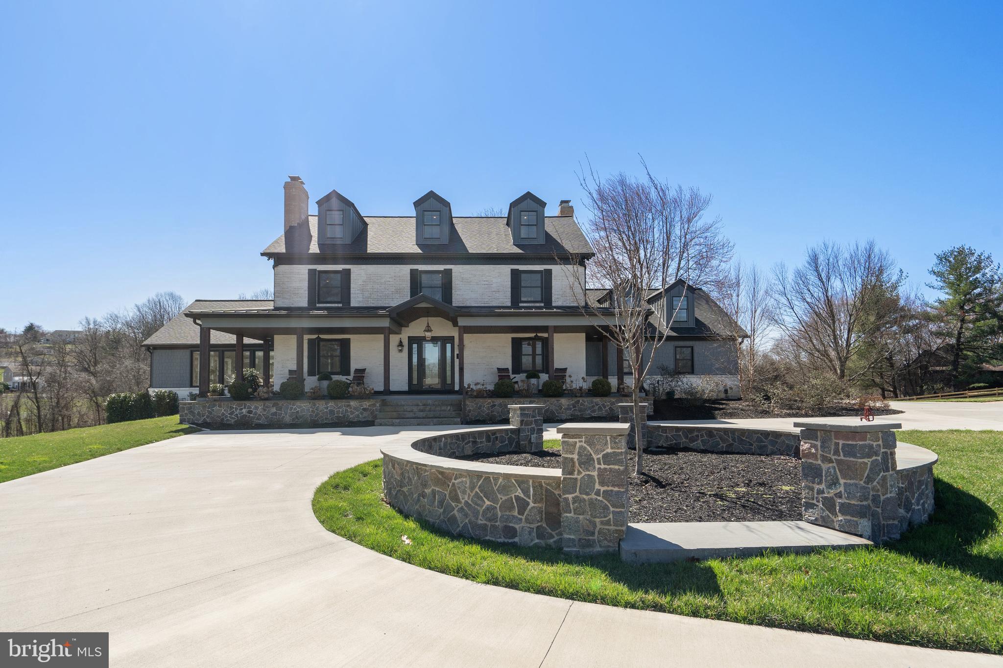 SKYLINE MANOR - Residential