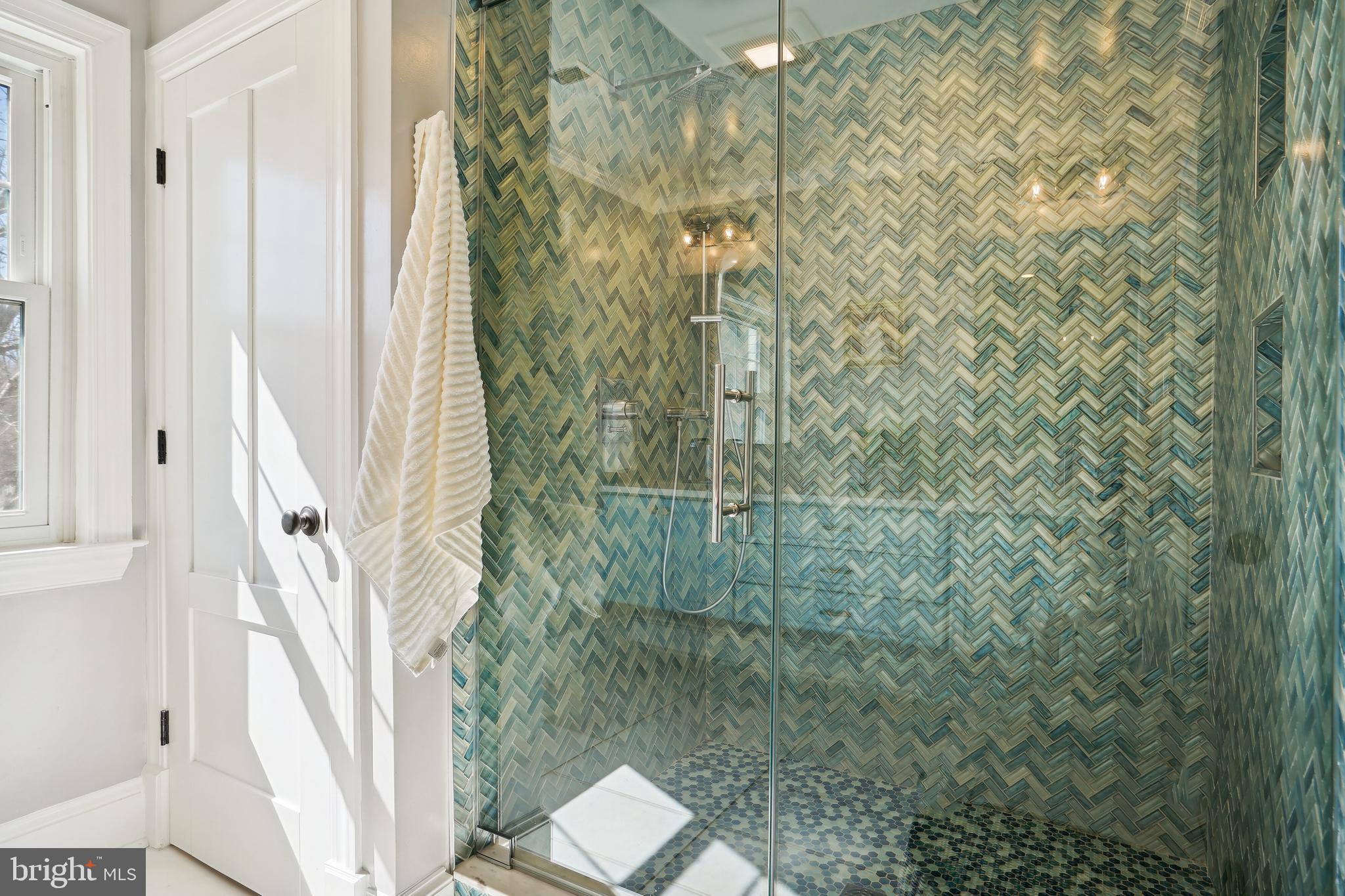 SKYLINE MANOR - Residential