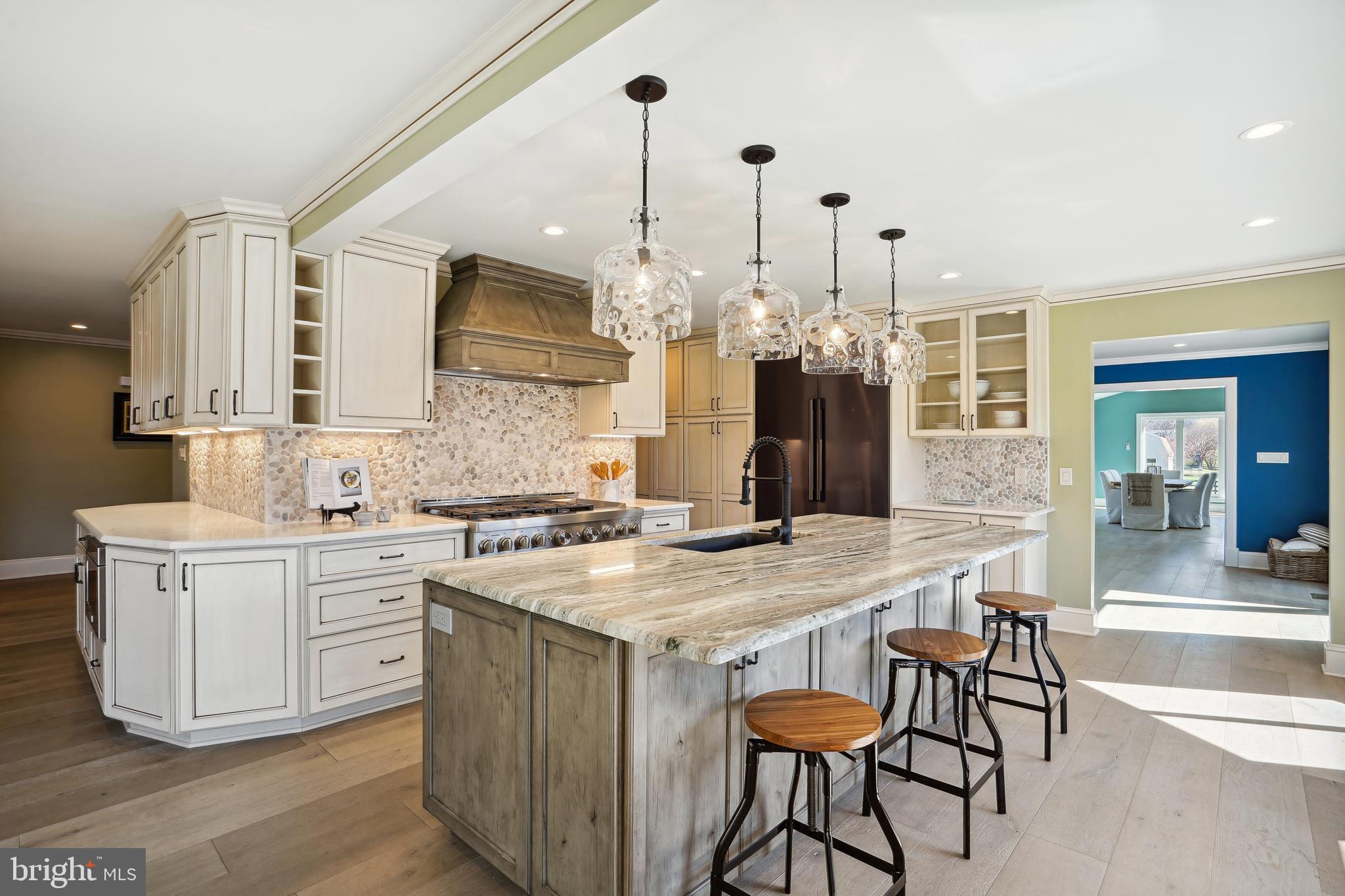 SKYLINE MANOR - Residential