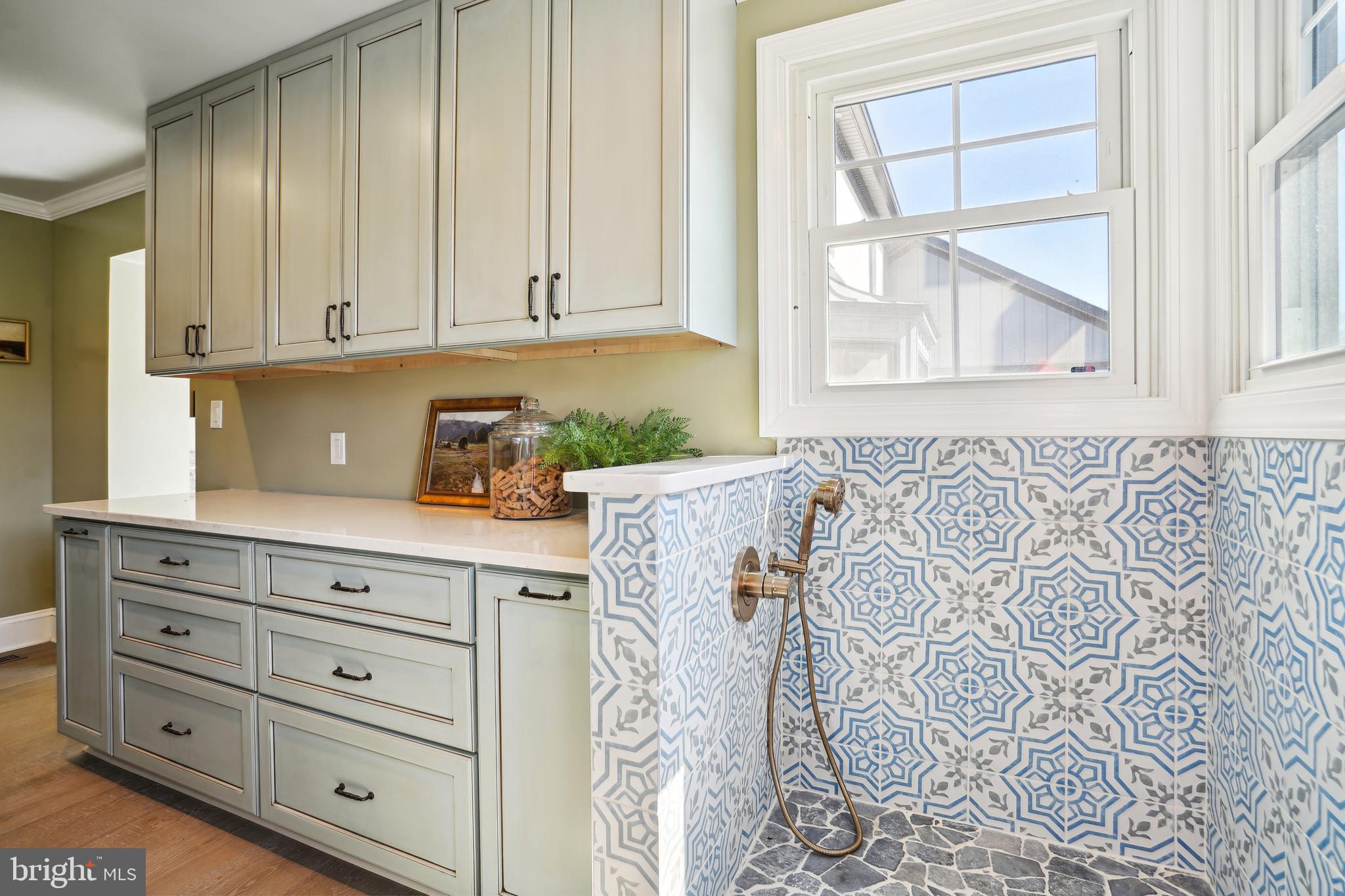 SKYLINE MANOR - Residential